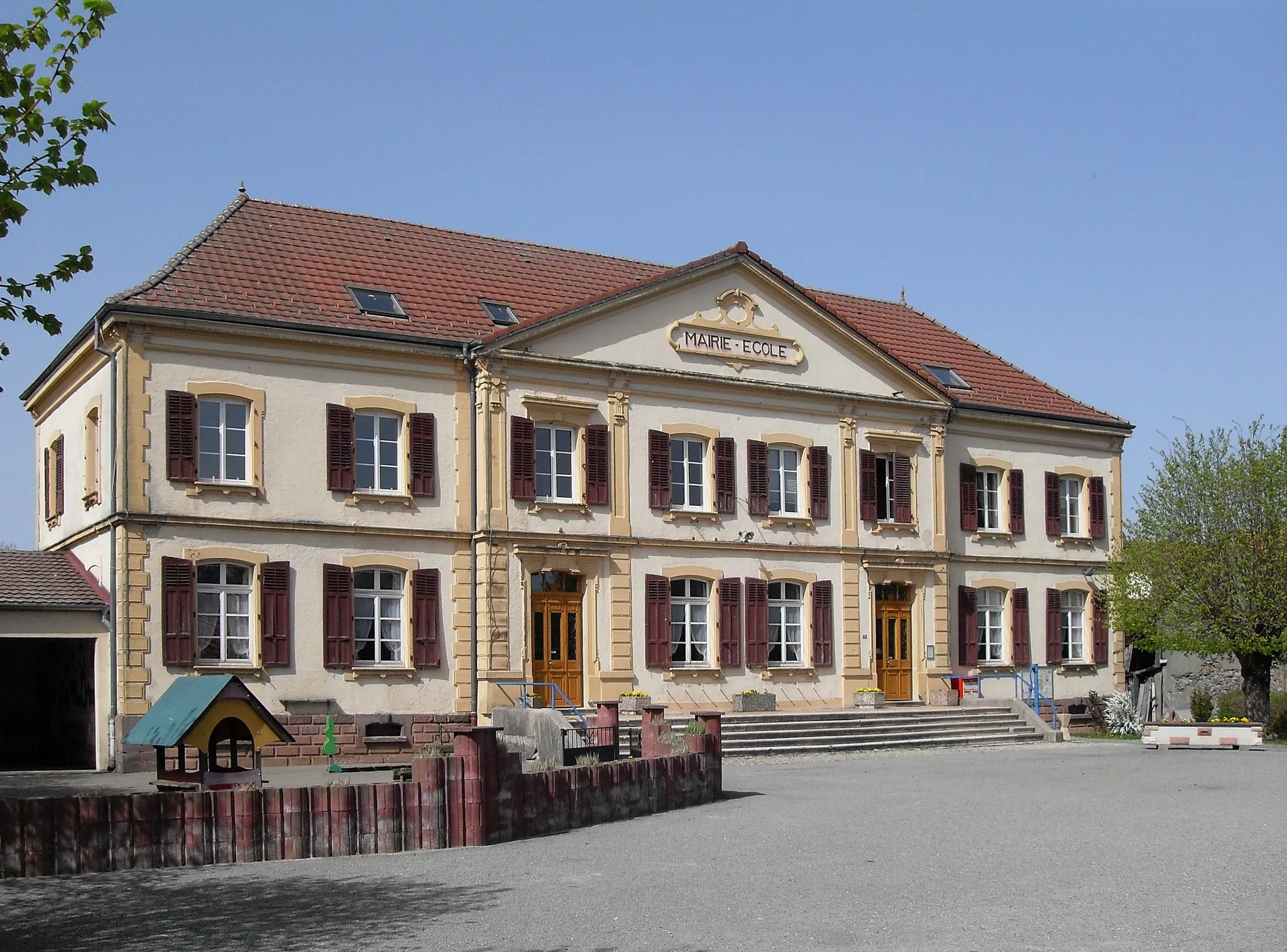 Photo showing: La mairie-école de Lachapelle-sous-Rougemont