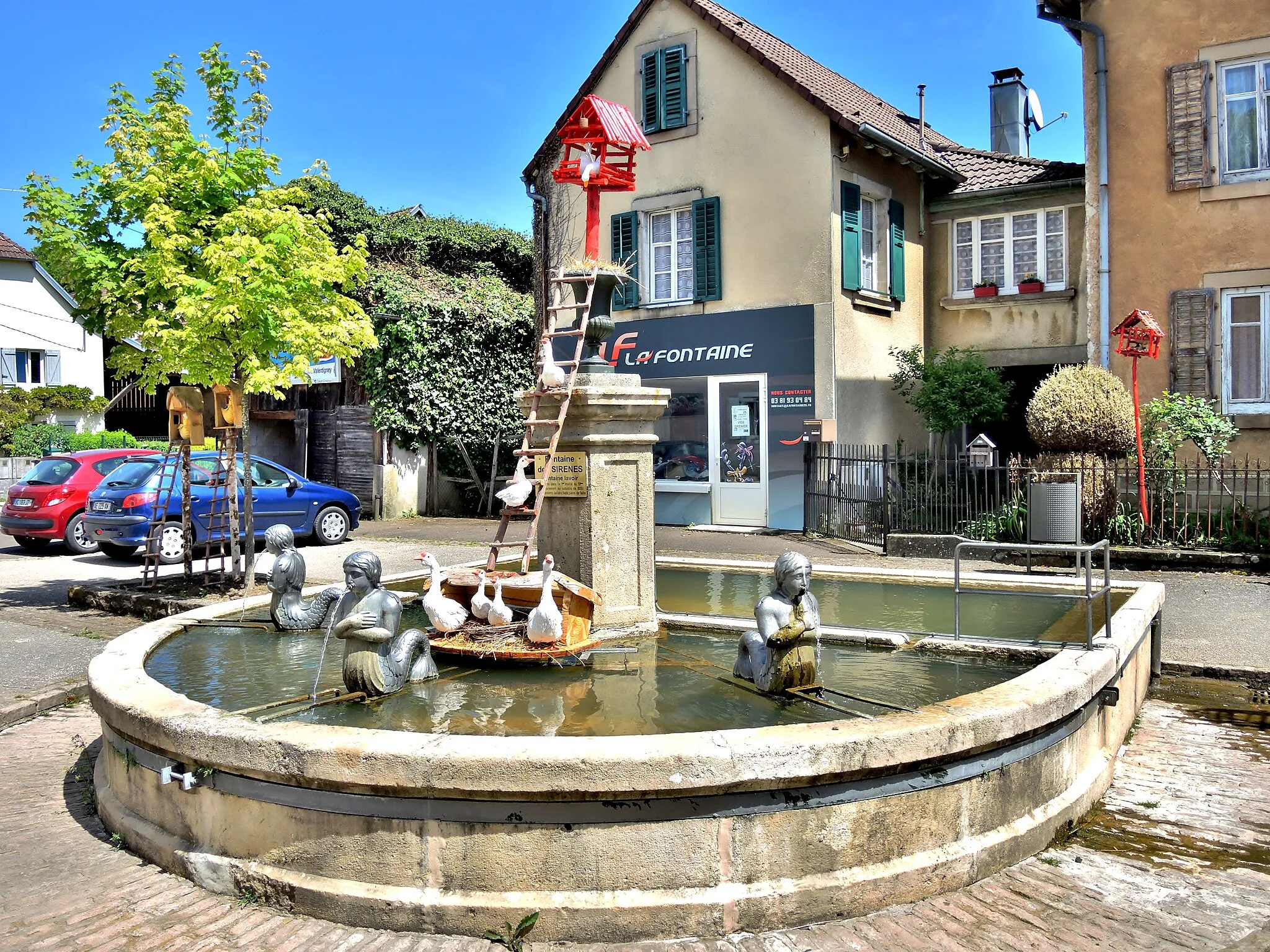 Photo showing: Fontaine aux sirènes, à Allenjoie. Doubs