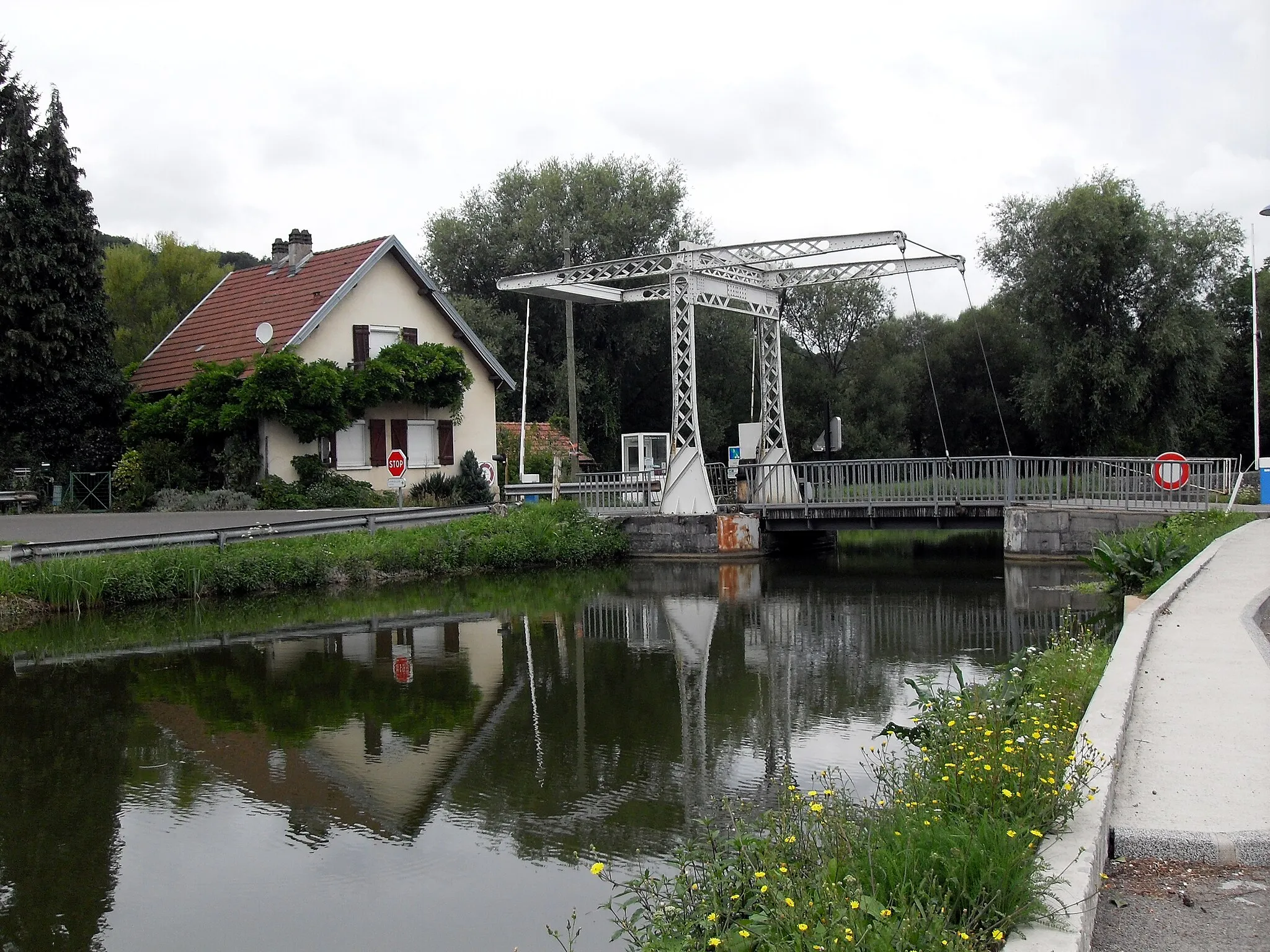 Photo showing: le pont-levis sur le canal Rhin-Rhône à Courcelles-lès-Montbéliard