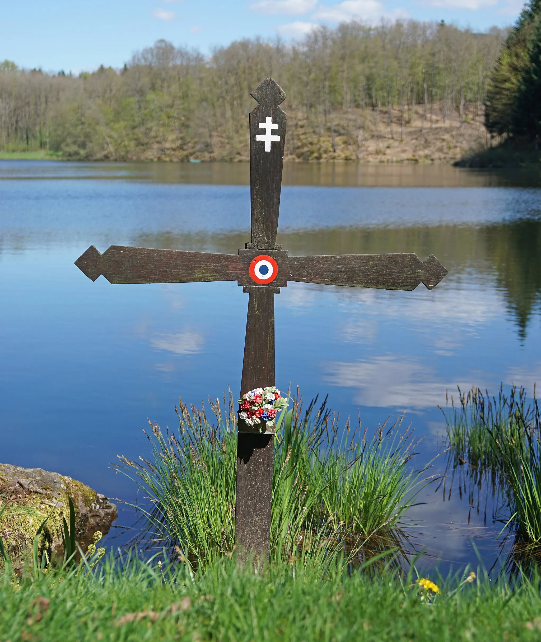 Photo showing: Croix face à la stèle érigée en hommage à Michel Thiebaud à Belonchamp.