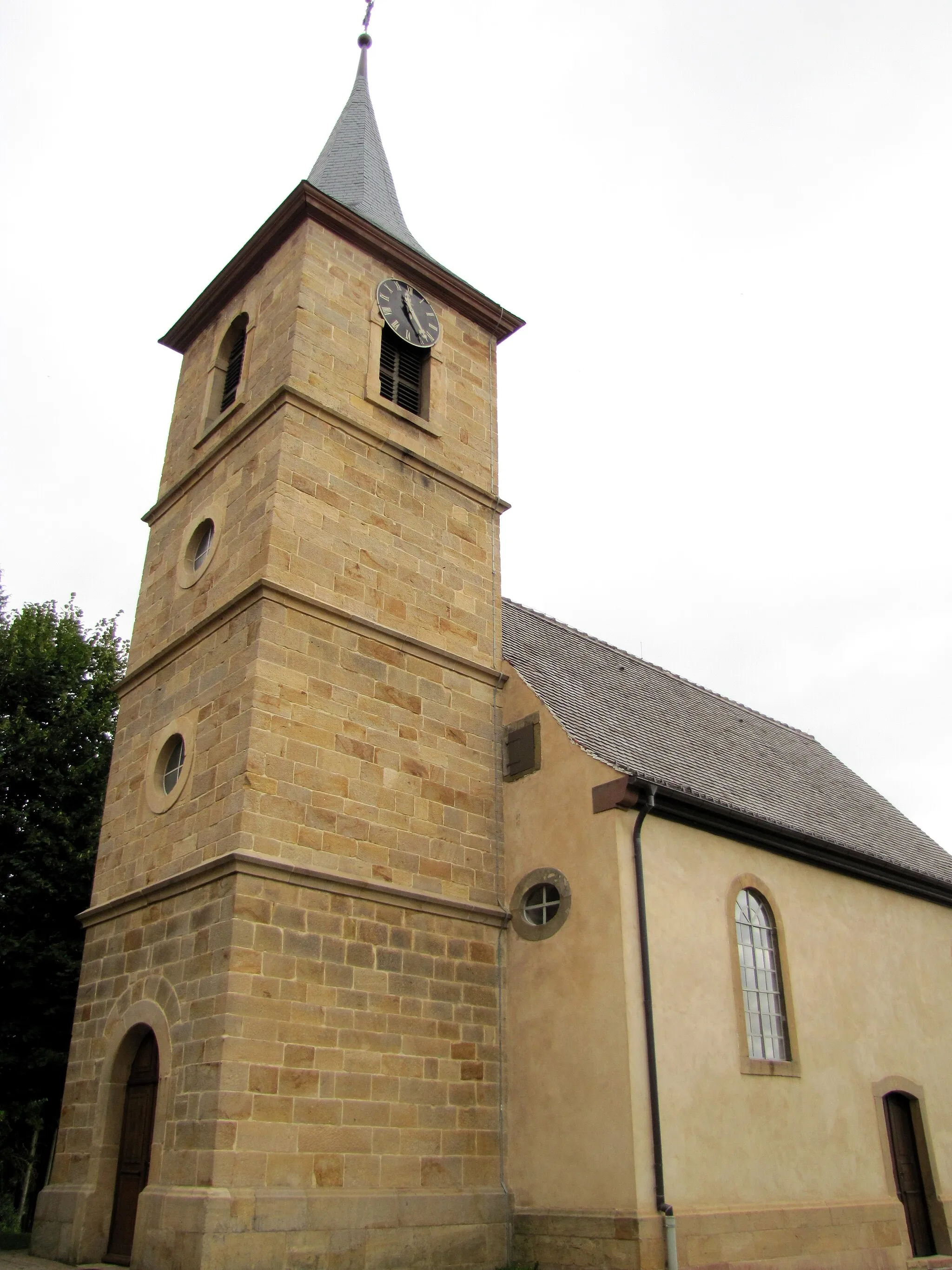 Photo showing: Alsace, Bas-Rhin, Soultz-sous-Forêts, Église simultanée Saint Jean-Baptiste de Hohwiller (PA00084752, IA00119010).