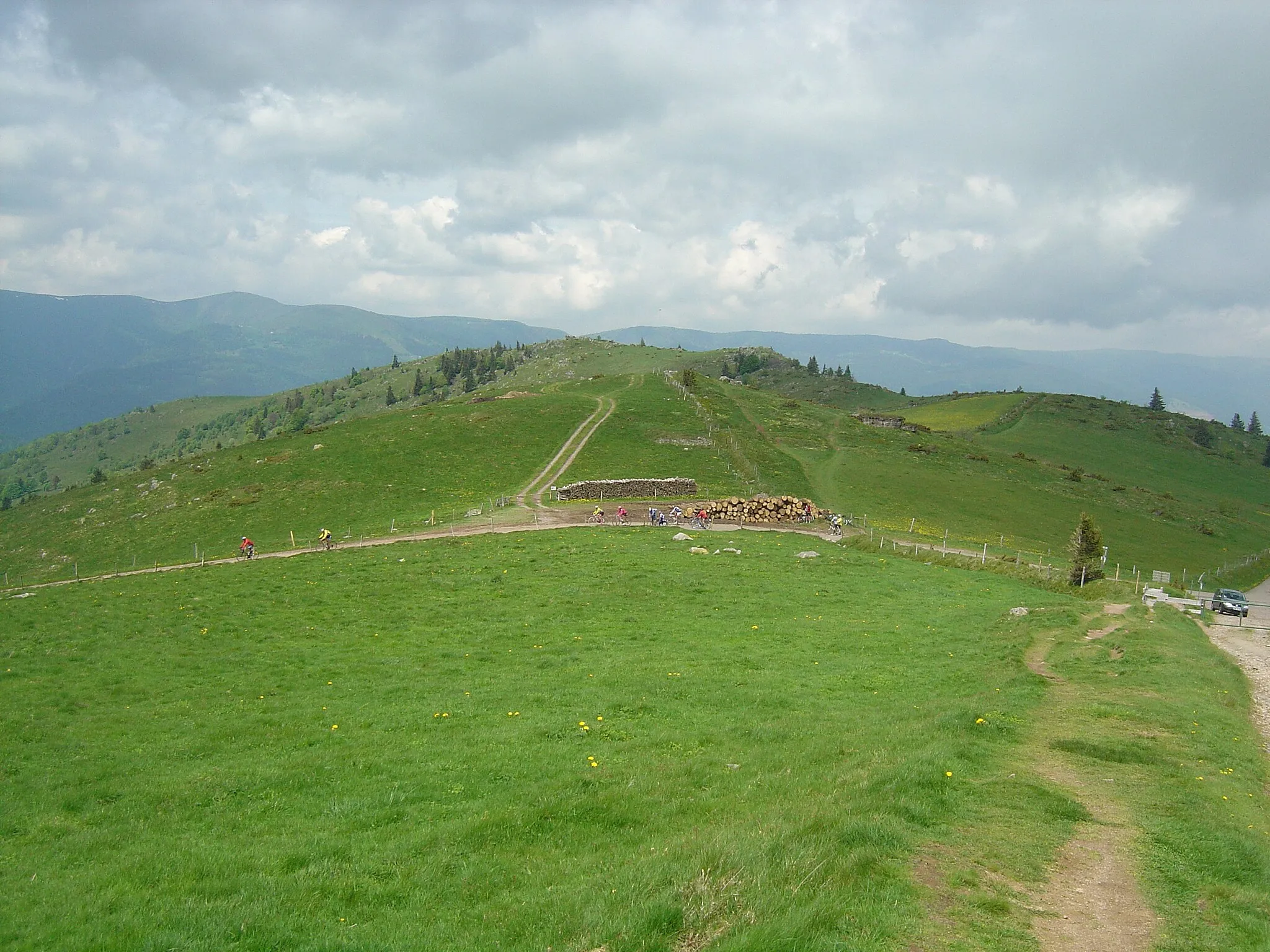 Photo showing: Plus bas des cyclistes au col du Petit Ballon (1163m)