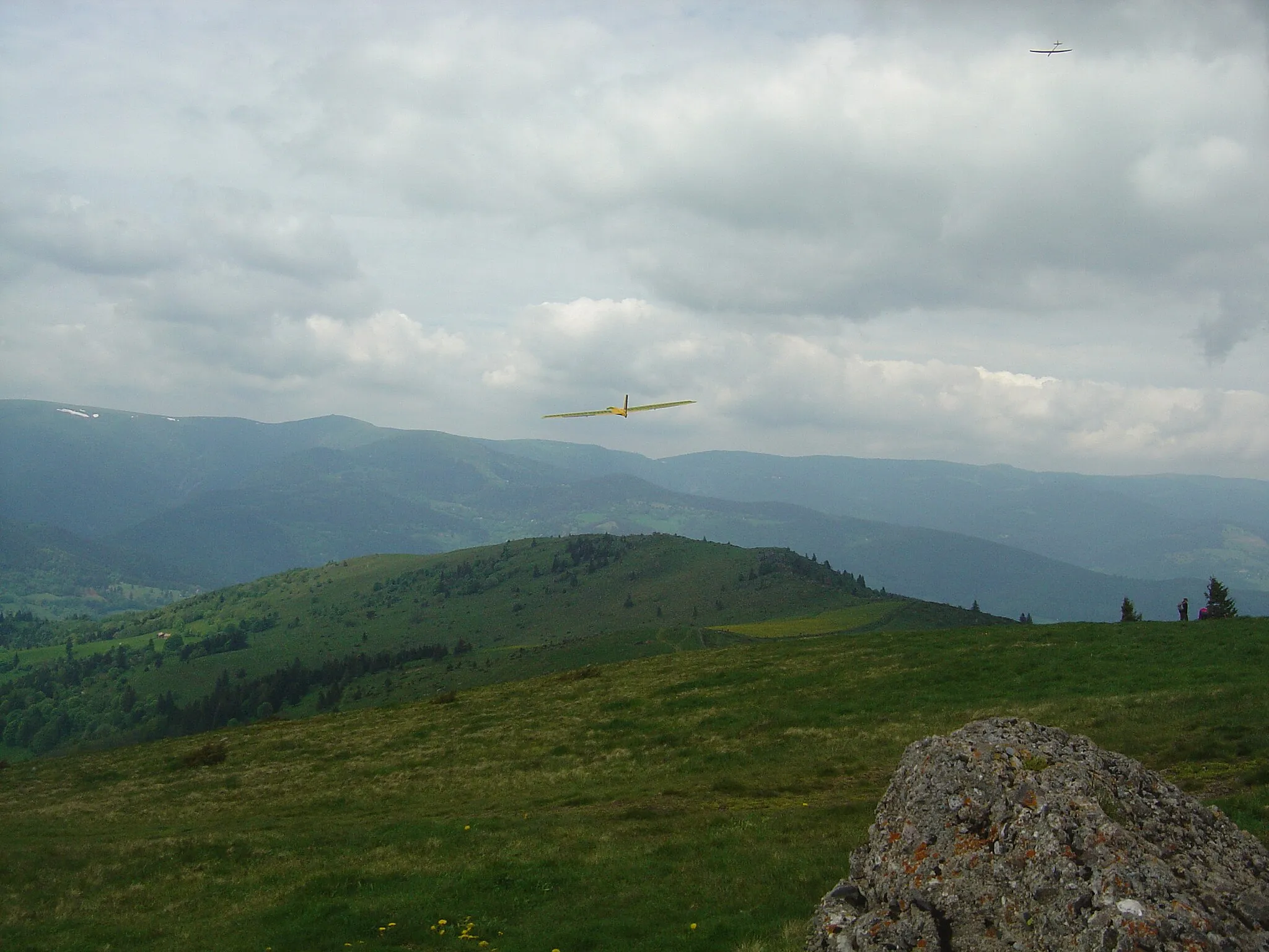 Photo showing: Aéromodélisme au sommet du Petit Ballon (1267m). Vue sur le Hohneck (1363m) à gauche