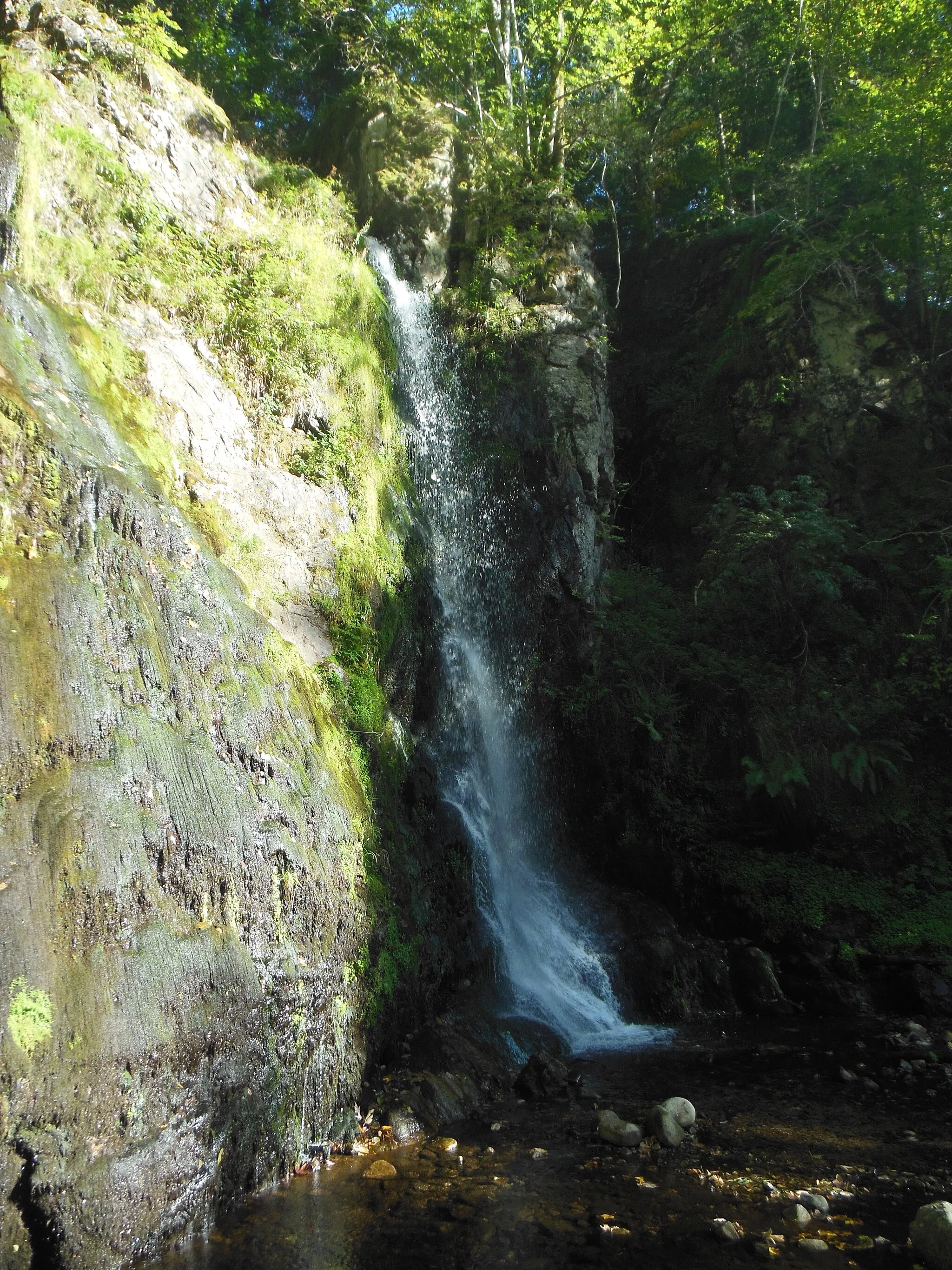 Photo showing: Vue latérale de la chute principale de la cascade