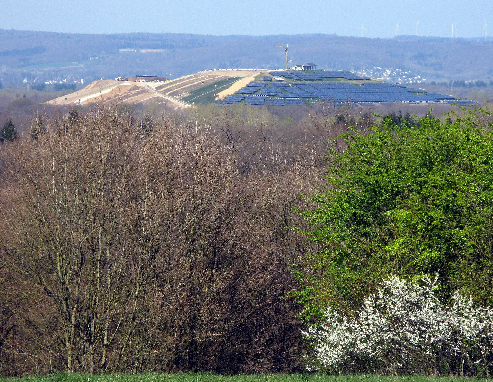 Photo showing: geschlossene Mülldeponie Eichelbuck im Freiburger Mooswald mit Photovoltaik