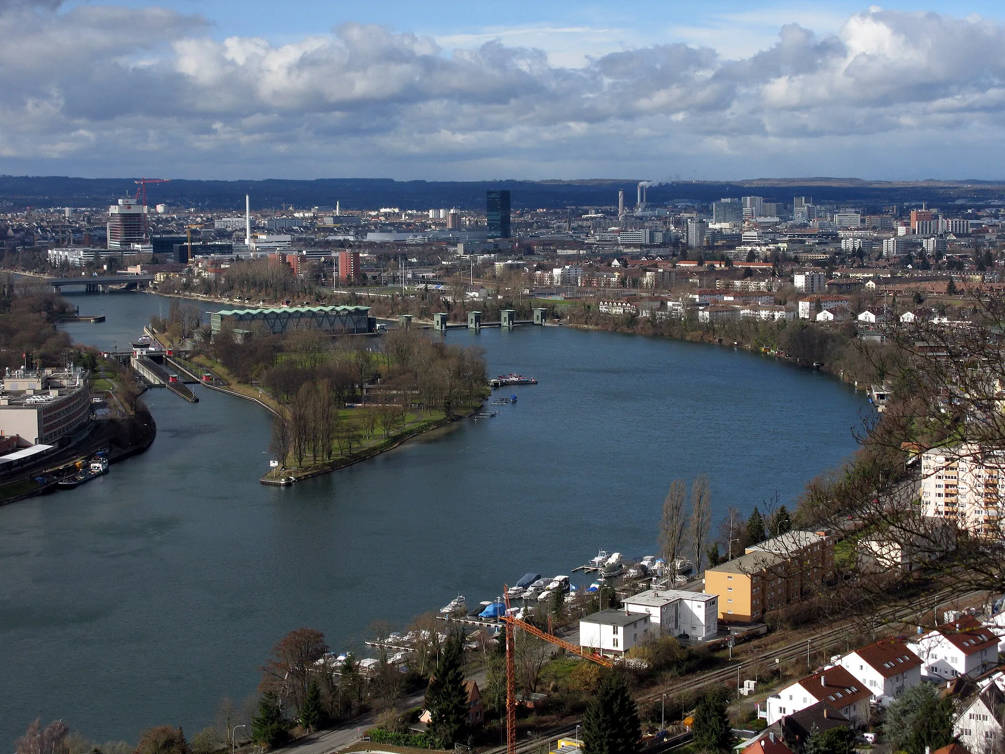 Photo showing: Blick vom Aussichtspunkt auf dem Grenzacher Hornfelsen über das Kraftwerk Birsfelden Richtung Kleinbasel