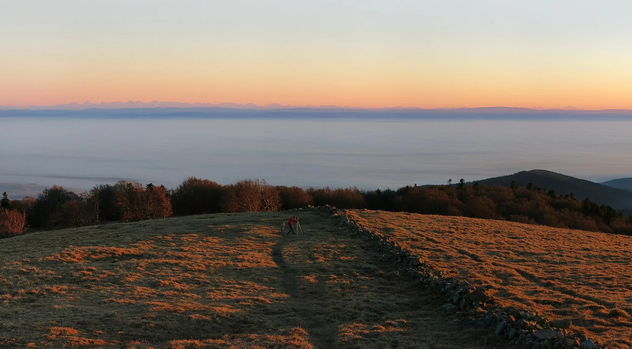 Photo showing: Far view from Thanner Hubel in the Vosges to the Alps in a distance up to 222 km
