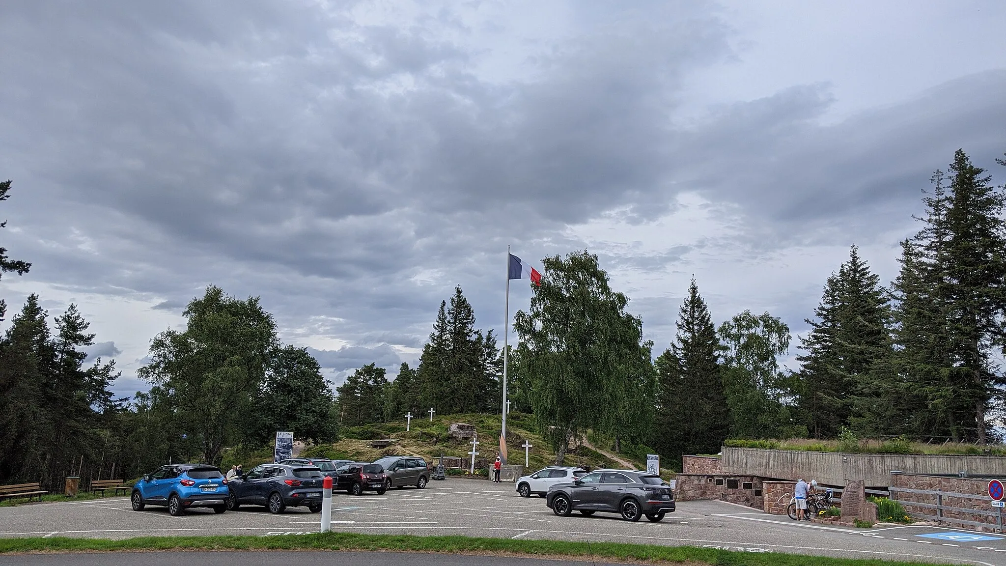 Photo showing: Das Memorial du Linge auf dem Lingekopf im Elsass, Frankreich. Vom 20. Juli 1915 bis zum 16. Oktober 1915 tobten hier während des ersten Weltkrieges heftige Kämpfe, welche 17000 Todesopfer forderten. Die Schützengräben sind mittlerweile als Gedenkstätte zu besichtigen.