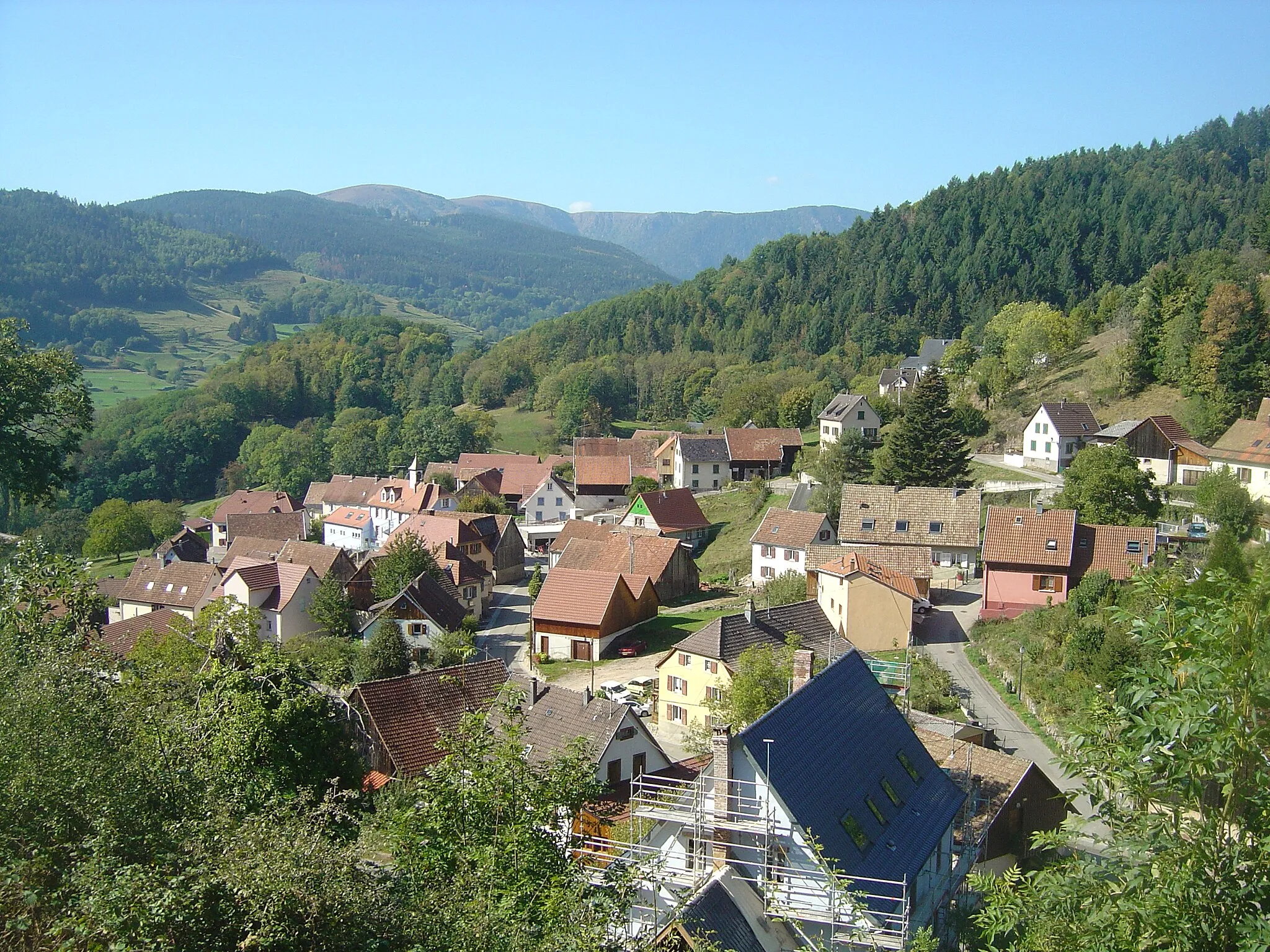 Photo showing: Vue sur le village d'Hohrod depuis la route du collet du Linge. Vue sur le Hohneck (1363m) plus haut au centre-gauche.