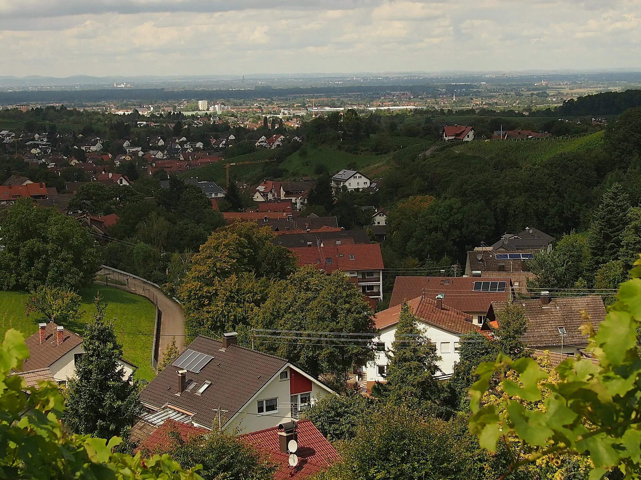 Photo showing: Offenburg 2014. Ansichten des Ortsteils Zell-Weierbach. Blick über den Ort nach Rammersweier, Bohlsbach zum Straßburger Münster und den Vogesen.