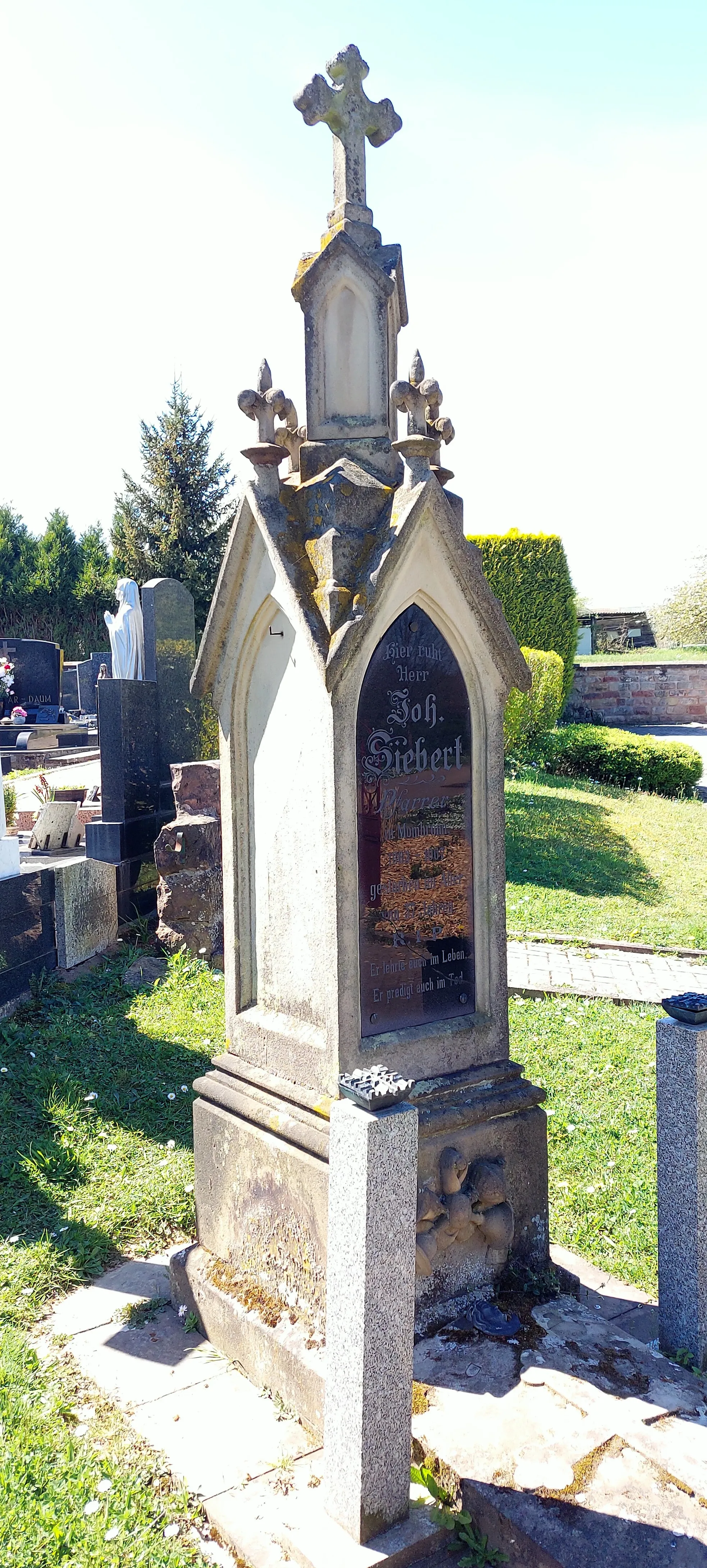 Photo showing: Ancienne pierre tombale du cimetière de Montbronn