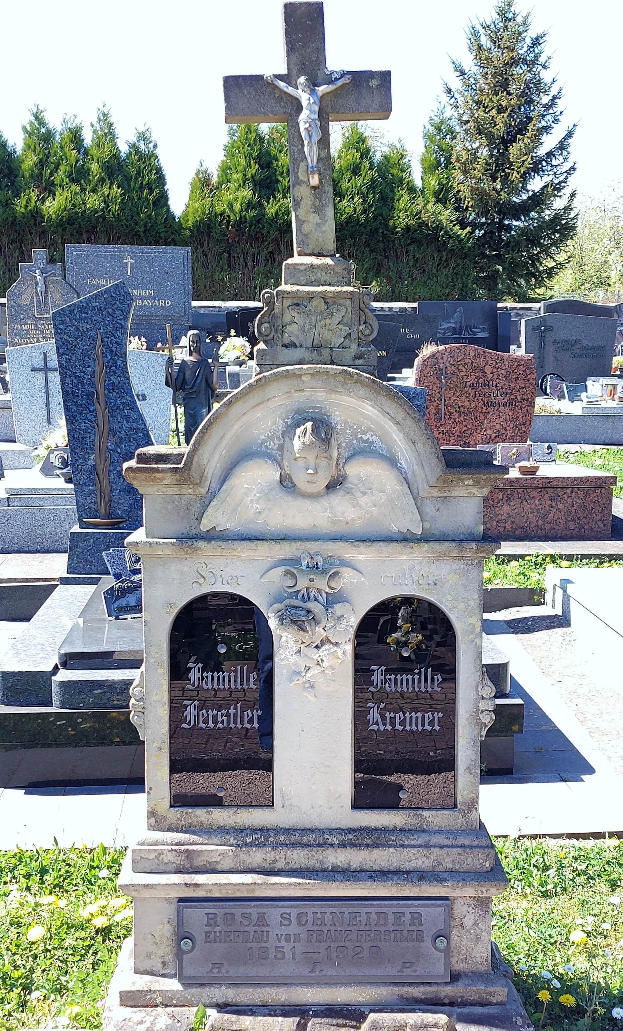 Photo showing: Ancienne pierre tombale du cimetière de Montbronn