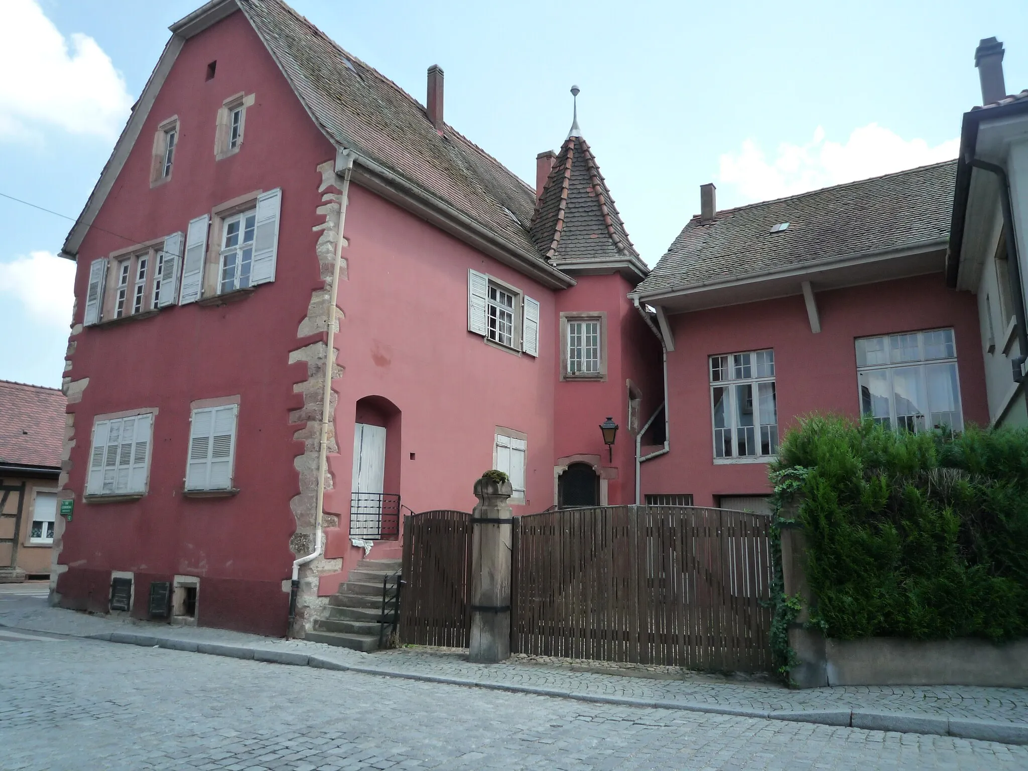 Photo showing: This building is indexed in the base Mérimée, a database of architectural heritage maintained by the French Ministry of Culture, under the reference PA00084606 .