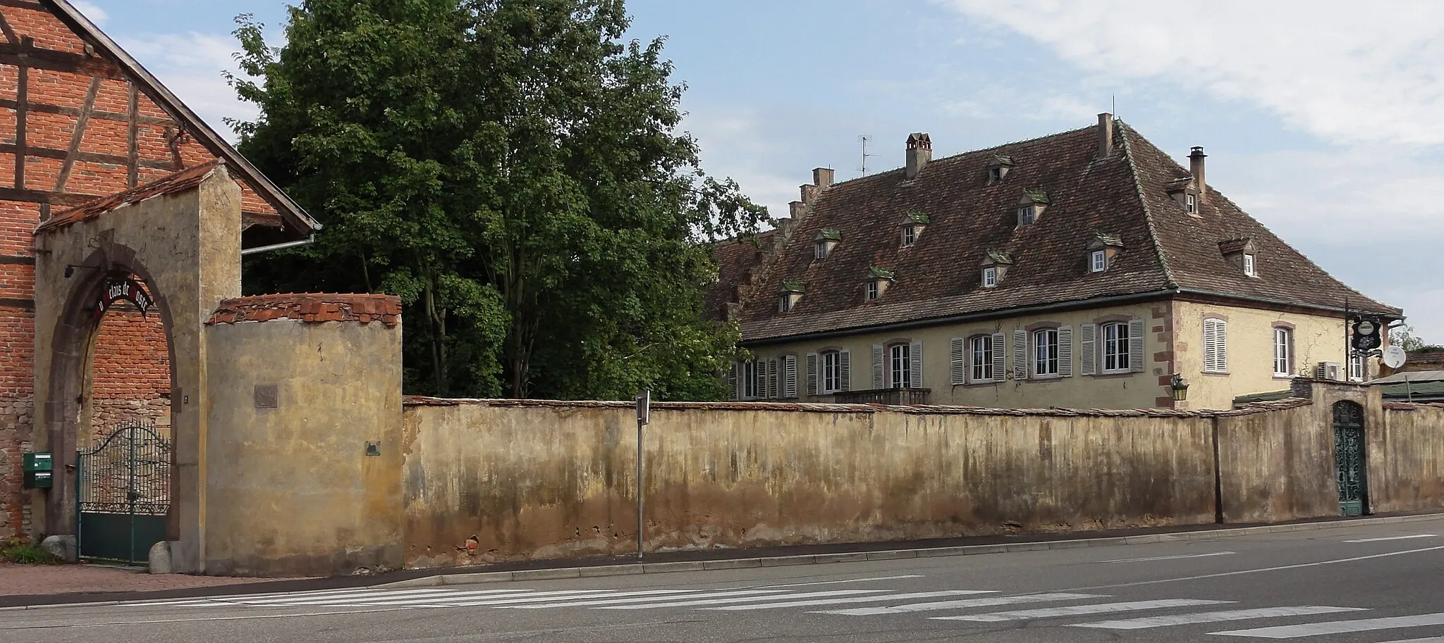 Photo showing: Alsace, Bas-Rhin, Benfeld, Ancien relais de poste (XVIIIe), 2 rue de Strasbourg (PA00084608, IA00023531).