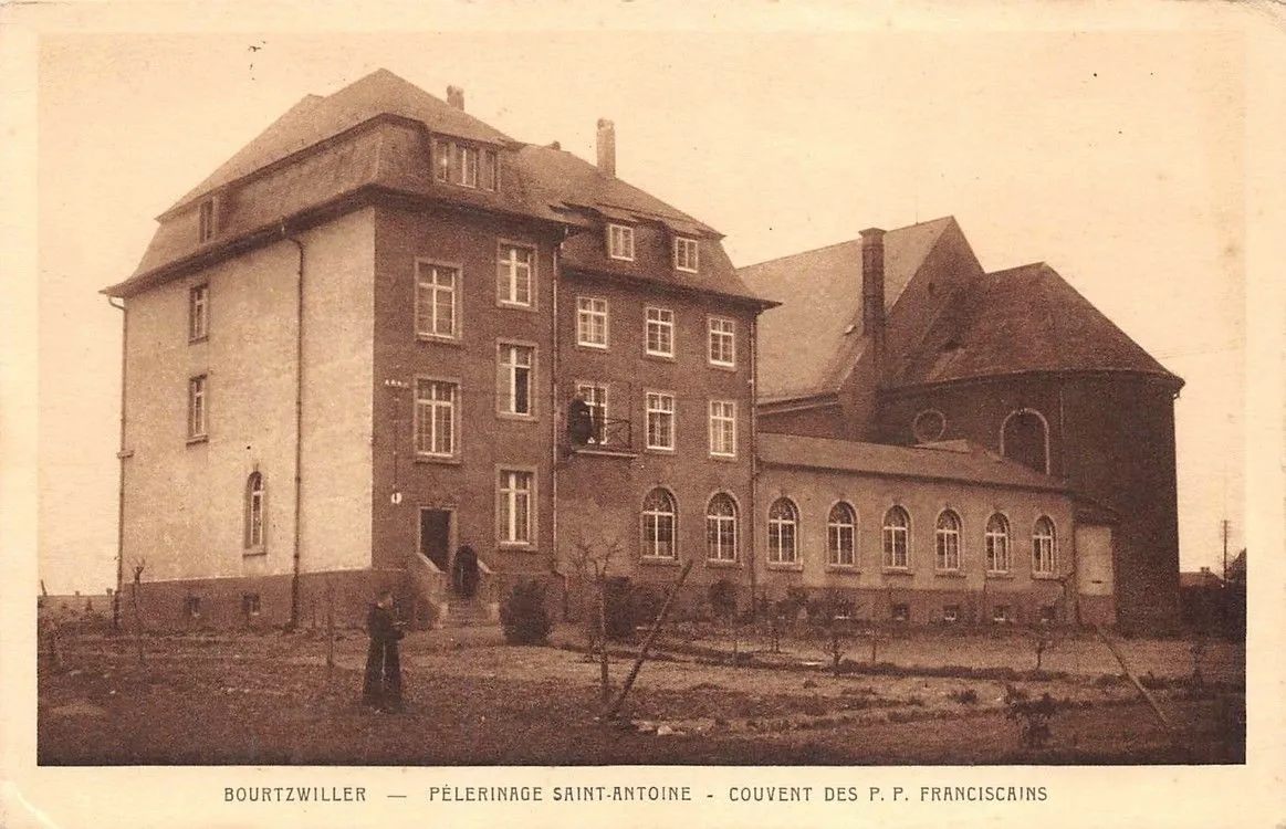 Photo showing: Bourtzwiller, arrière du couvent des P.P. franciscains avec l'église Saint-Antoine, construits par eux en 1911.