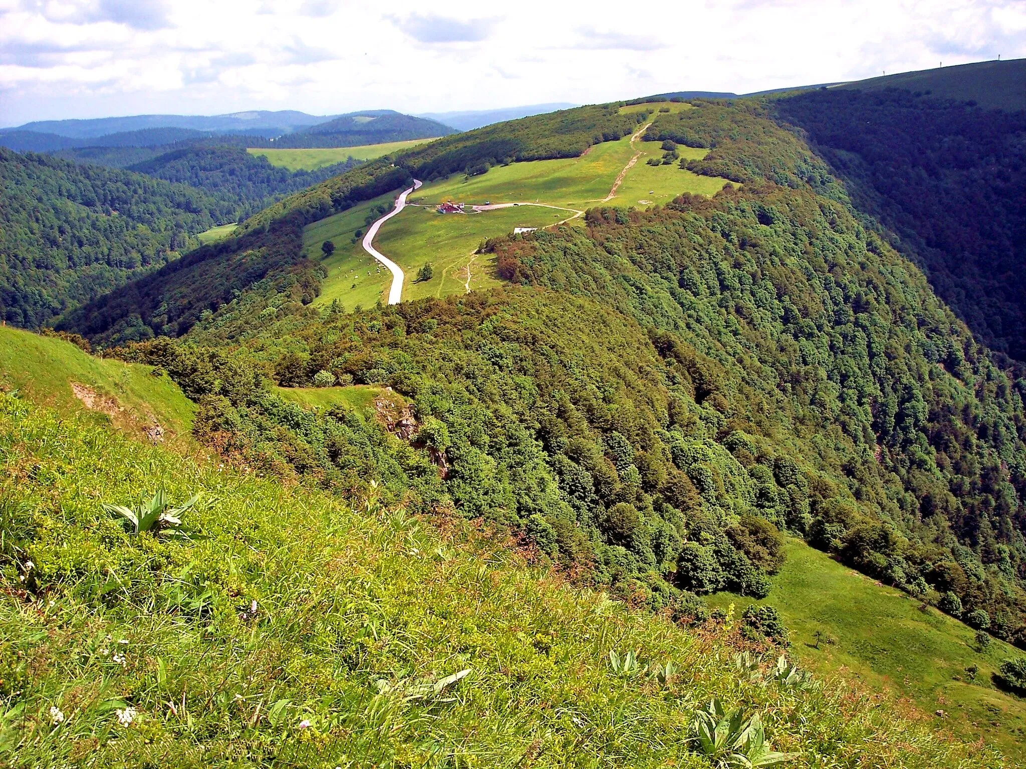 Photo showing: Chaume Ferchmuss et route des crêtes, vu du sommet du Rainkopf.