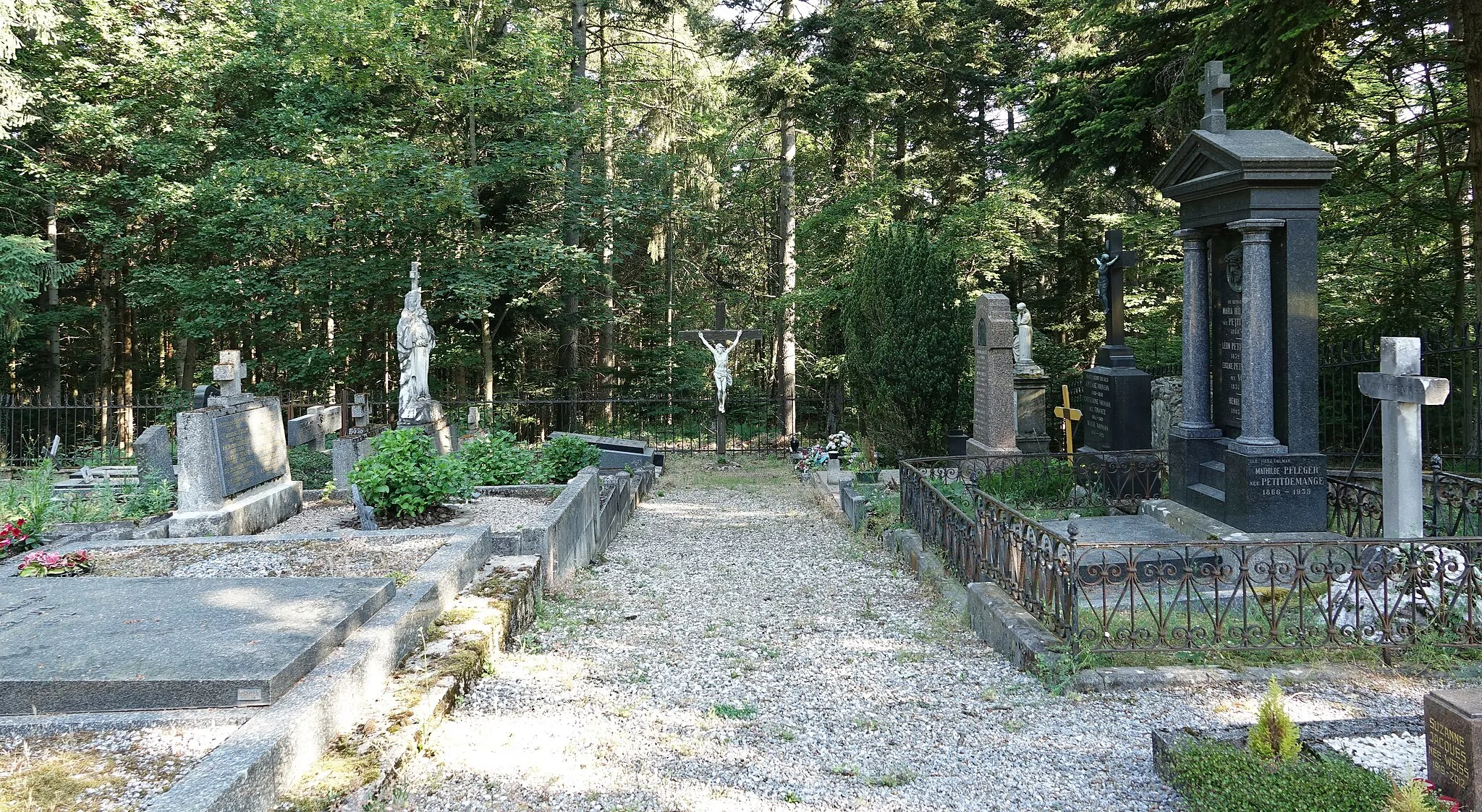 Photo showing: Cemetery of Trois-Épis (Haut-Rhin, France).