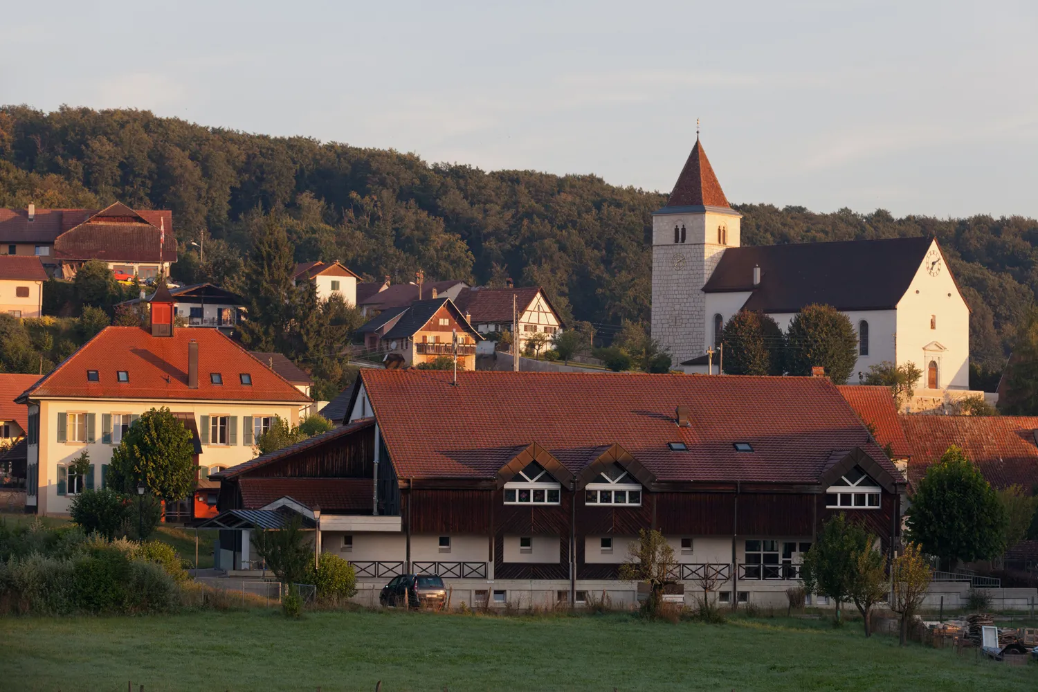 Photo showing: Coeuve (JU), ecole, salle de gymnastique, église