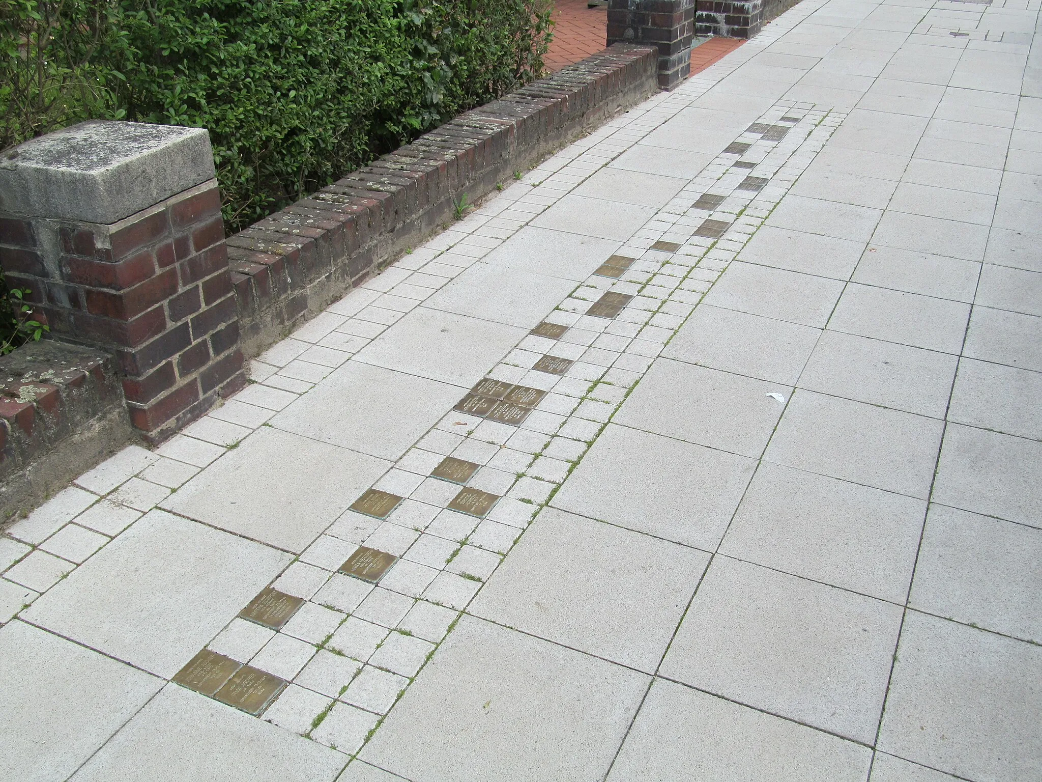 Photo showing: die Stolpersteine vor dem Haus Wißmannstraße 11 in Hannover