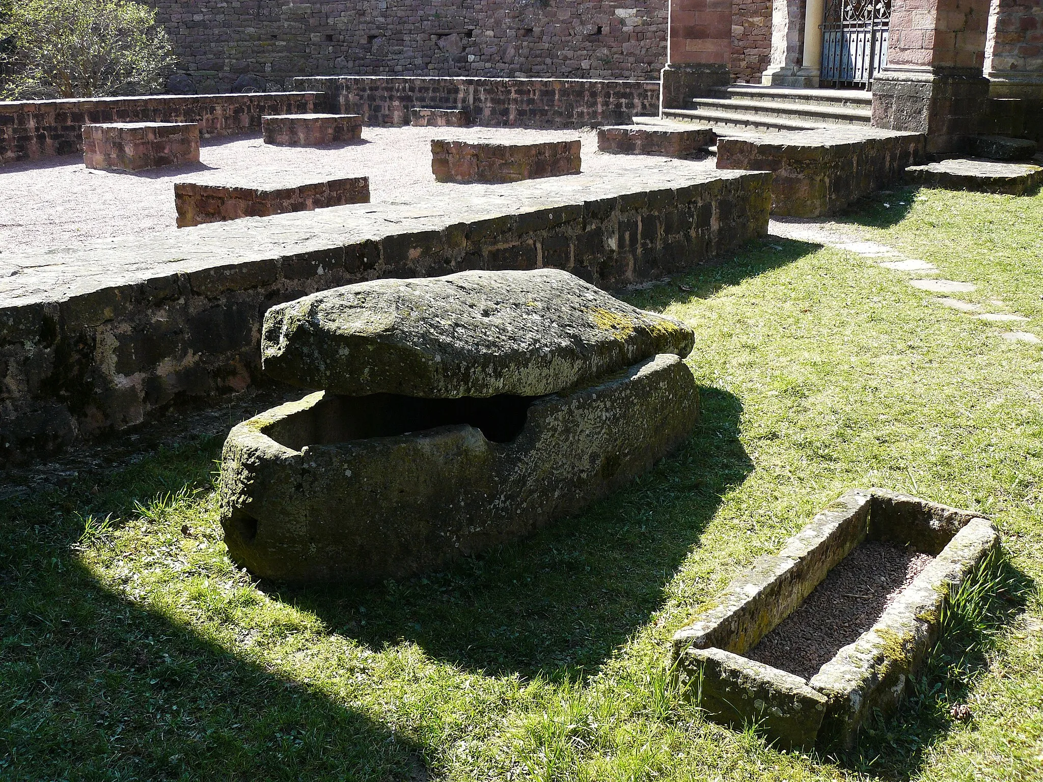 Photo showing: Sarcophage mérovingien situés derrière l'église de Gueberschwihr