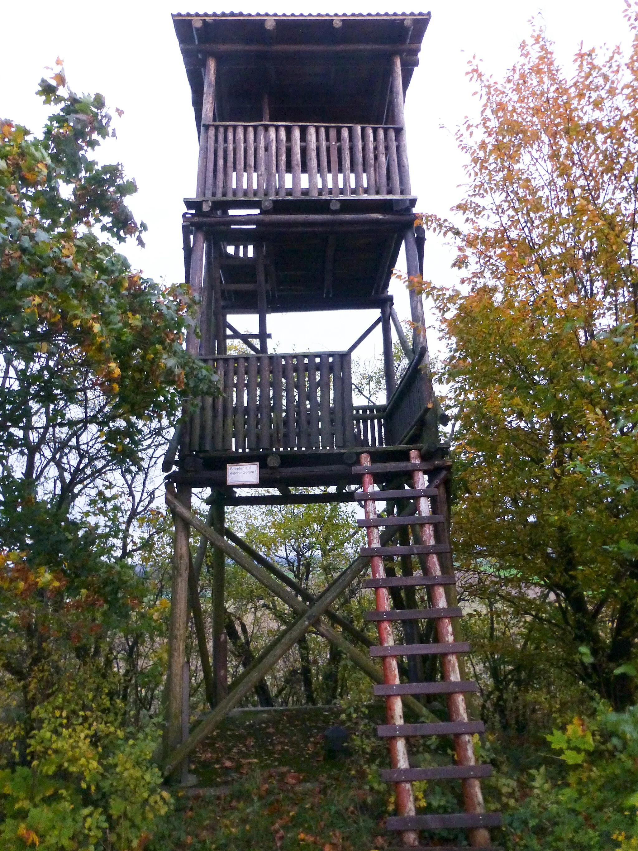 Photo showing: Der Aussichtsturm auf dem Wasserhochbehälter bei Schmitshausen