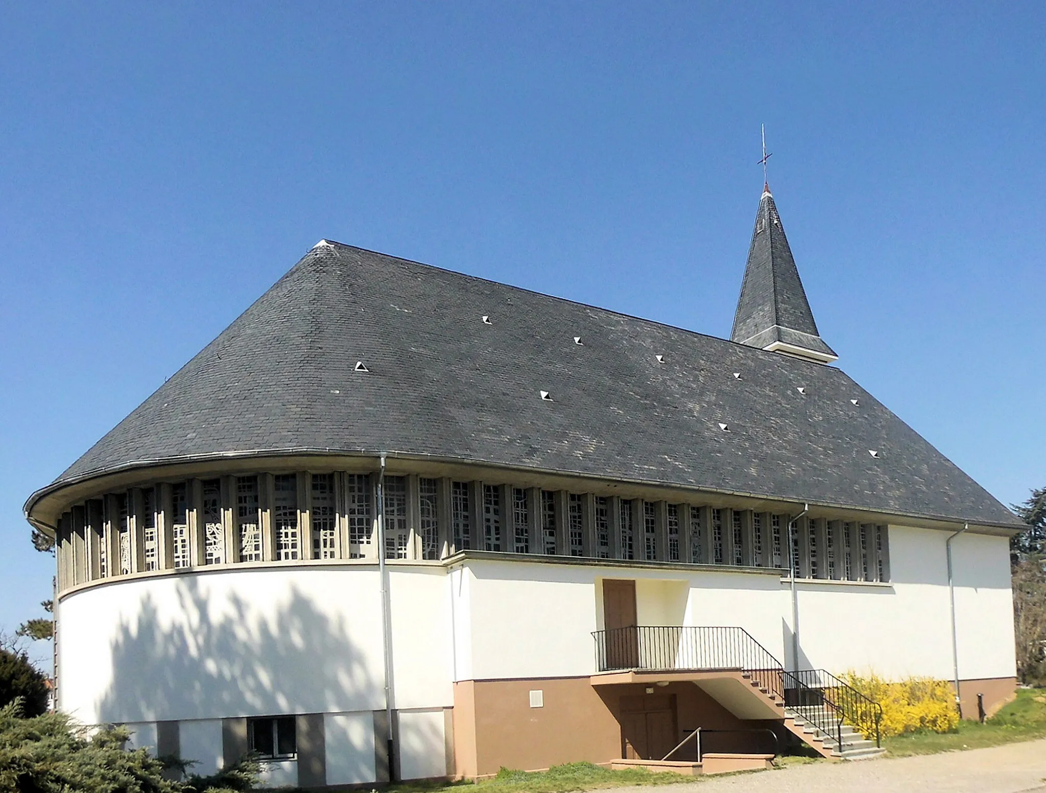 Photo showing: L'église Christ-Roi à la frontière des communes Richwiller et fr:Wittelsheim Wittelsheim, cité Amélie II, côté sud