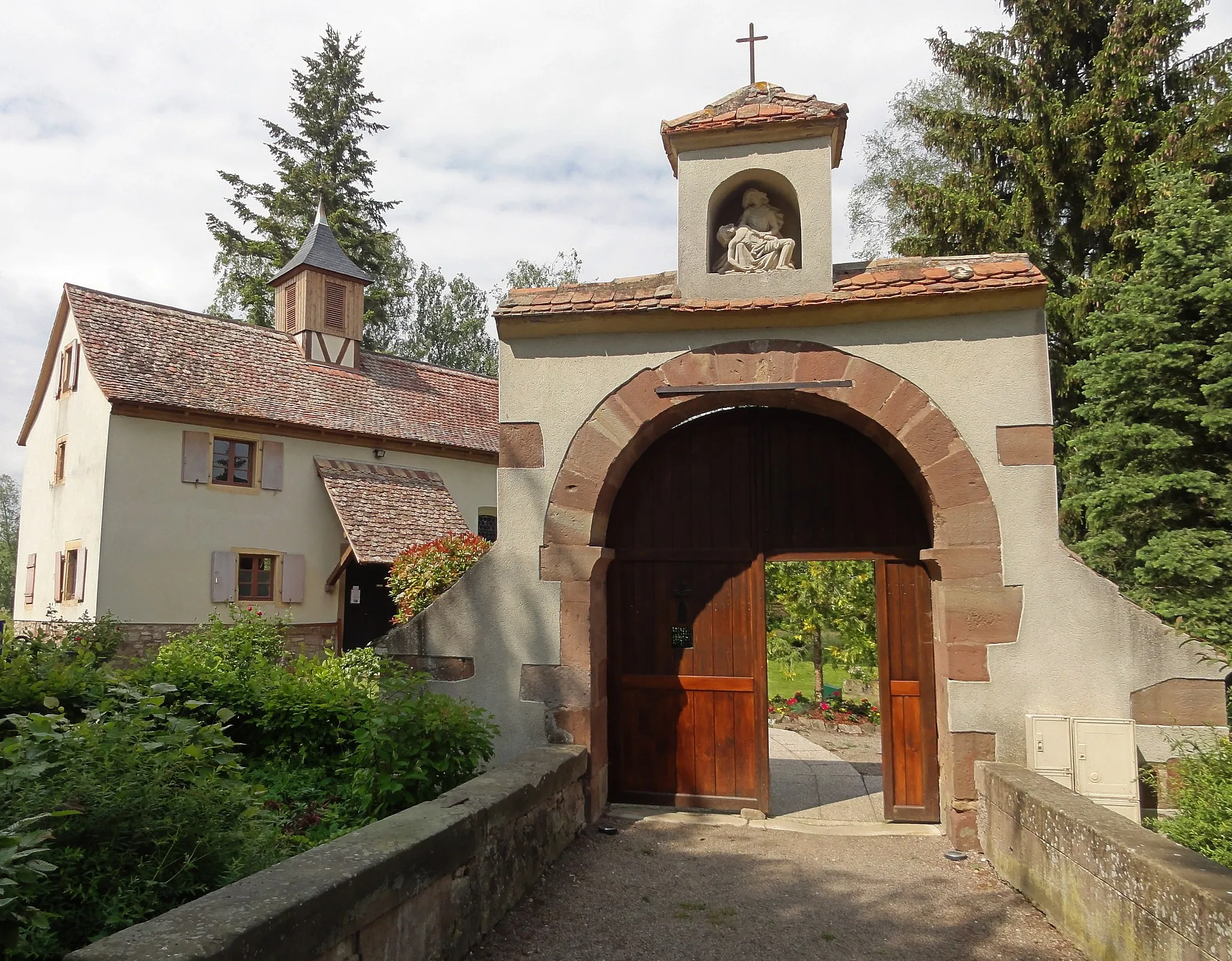 Photo showing: Alsace, Bas-Rhin, Geispolsheim, lieu-dit Hattisheim, Chapelle Notre-Dame des Sept Douleurs (IA00023180). Portail d'entrée de l'enclos.