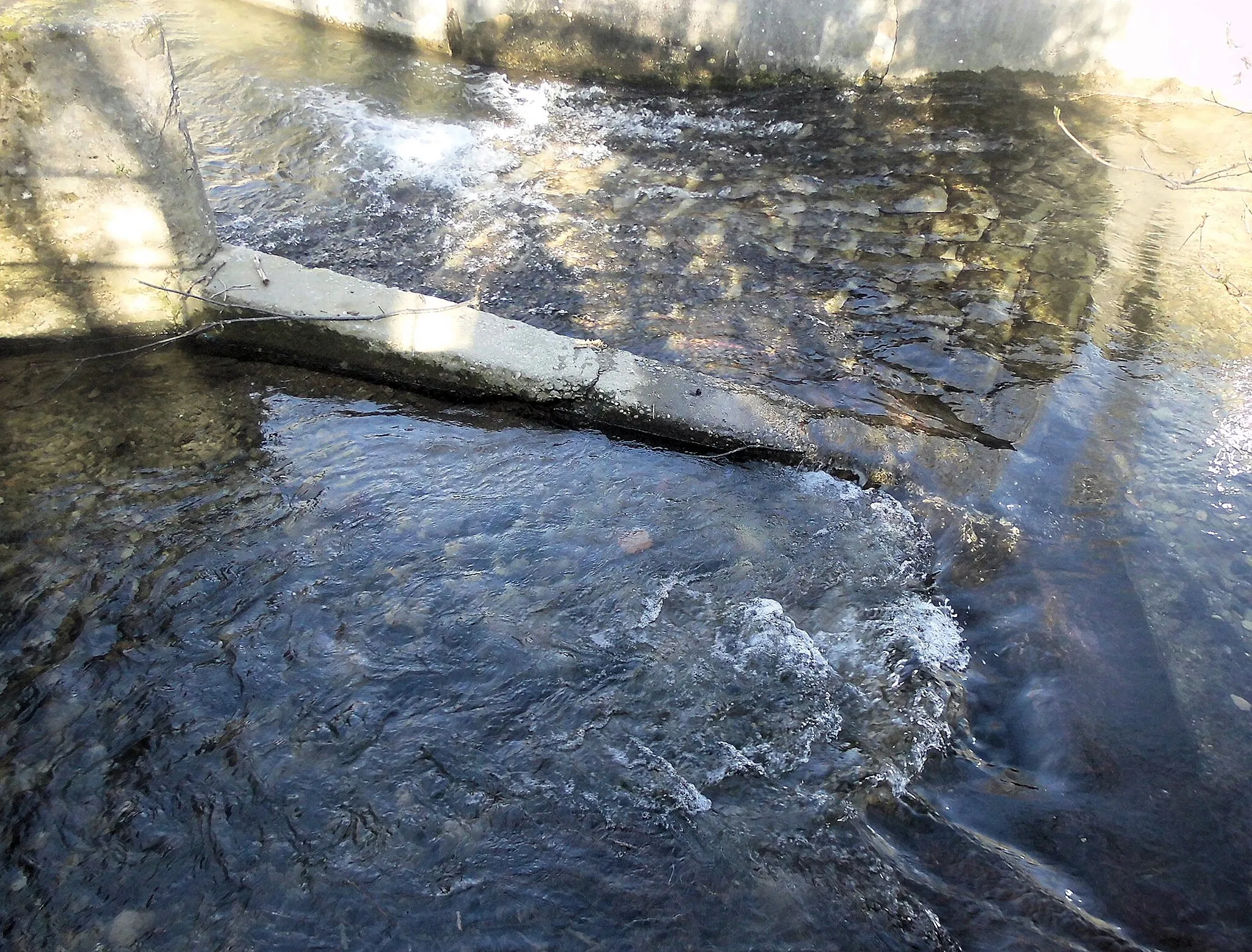 Photo showing: Abzweig der Hügelheimer Runs (nach oben) vom Klemmbach (von rechts nach links) am sogenannten “Teilstock” in Müllheim, Südbaden