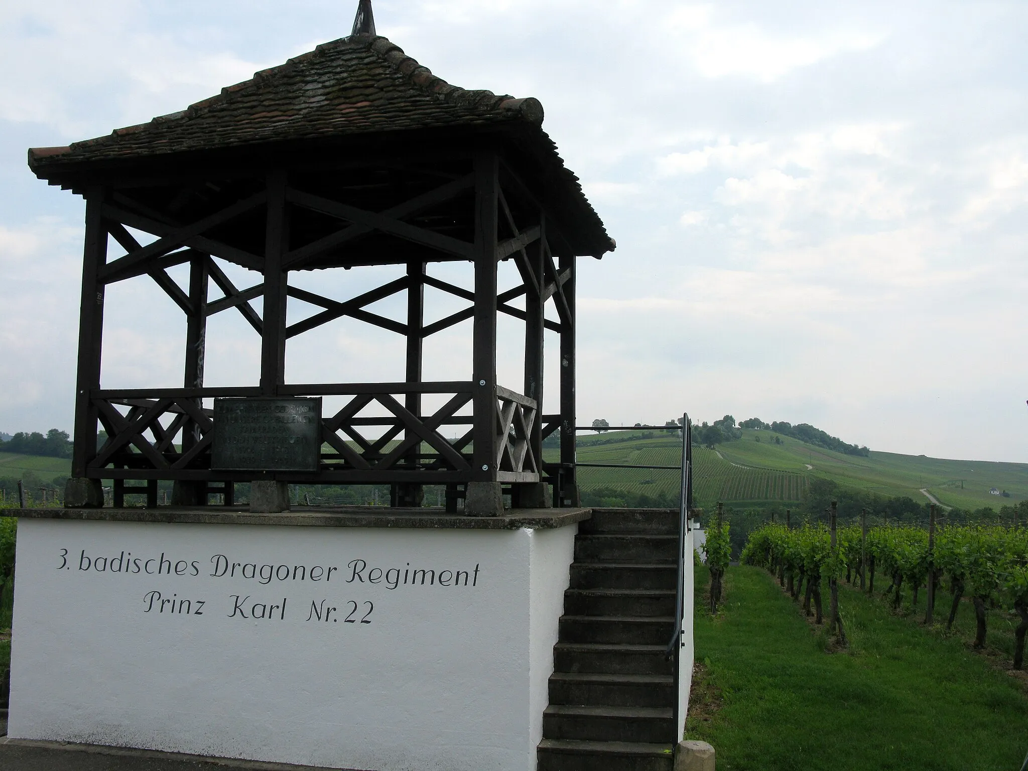 Photo showing: Dragonerhisli auf dem Müllheimer Zielberg mit Inschrift: Zum ehrenden Gedenken an unsere gefallenen Kameraden in den Weltkriegen 1914-1918 und 1939-1945