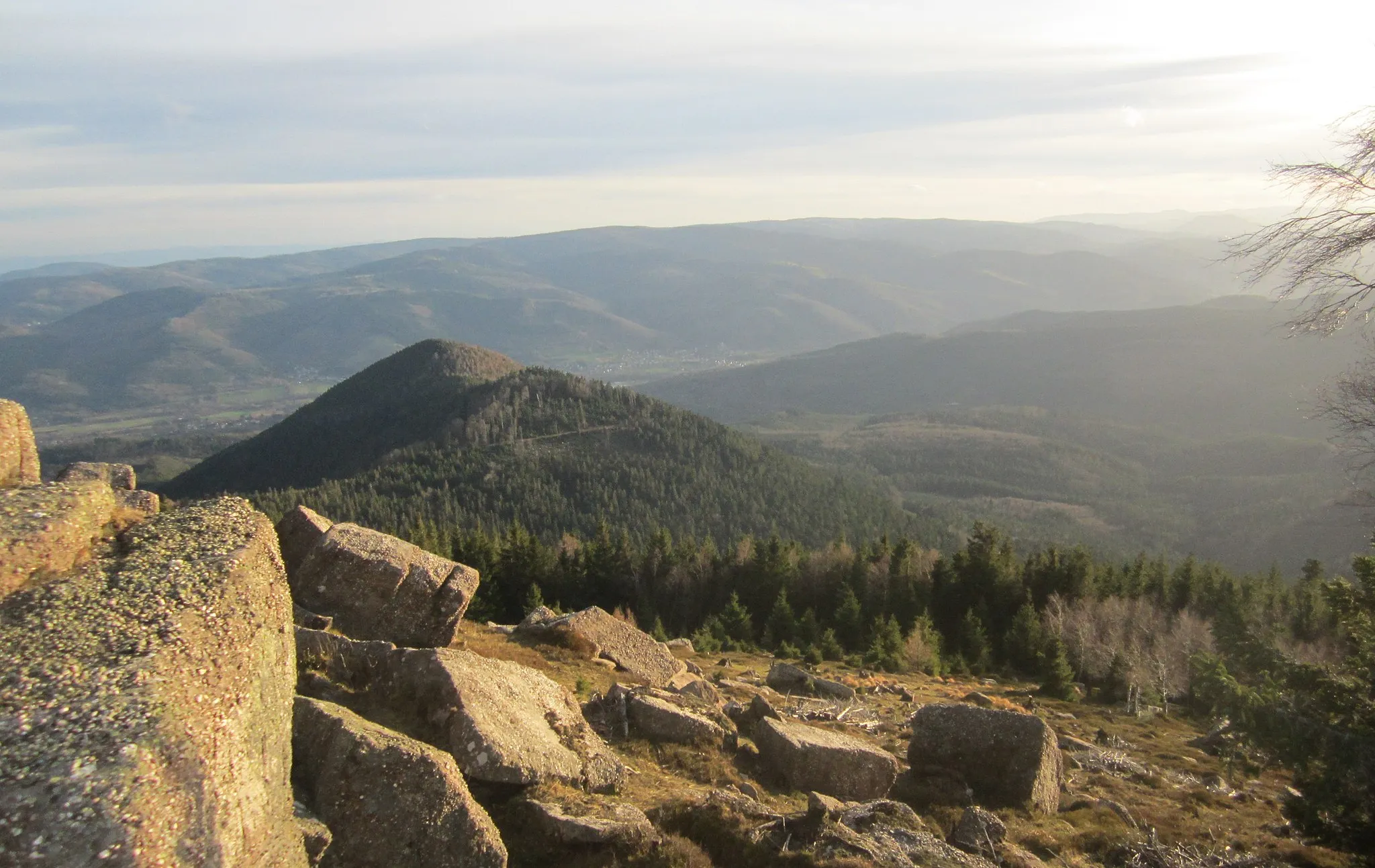 Photo showing: Vue du sommet du Rocher de Mutzig (France, Vosges, Bas-Rhin) en direction du Sud et de la Vallée de la Bruche