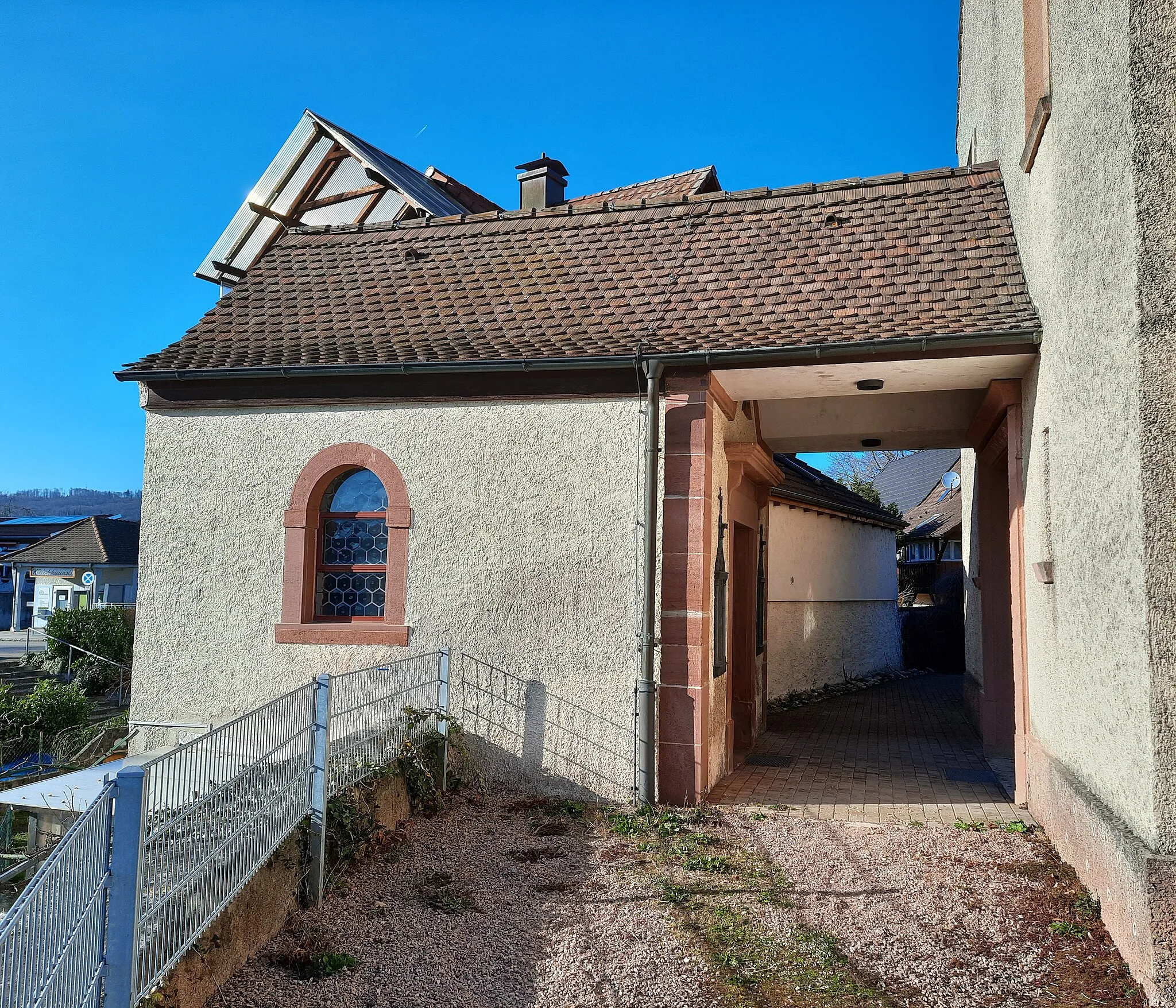 Photo showing: Heilig-Kreuz-Kapelle in Rheinfelden-Warmbach. Links die St. Gallus Kirche an die die Kapelle angebaut ist.