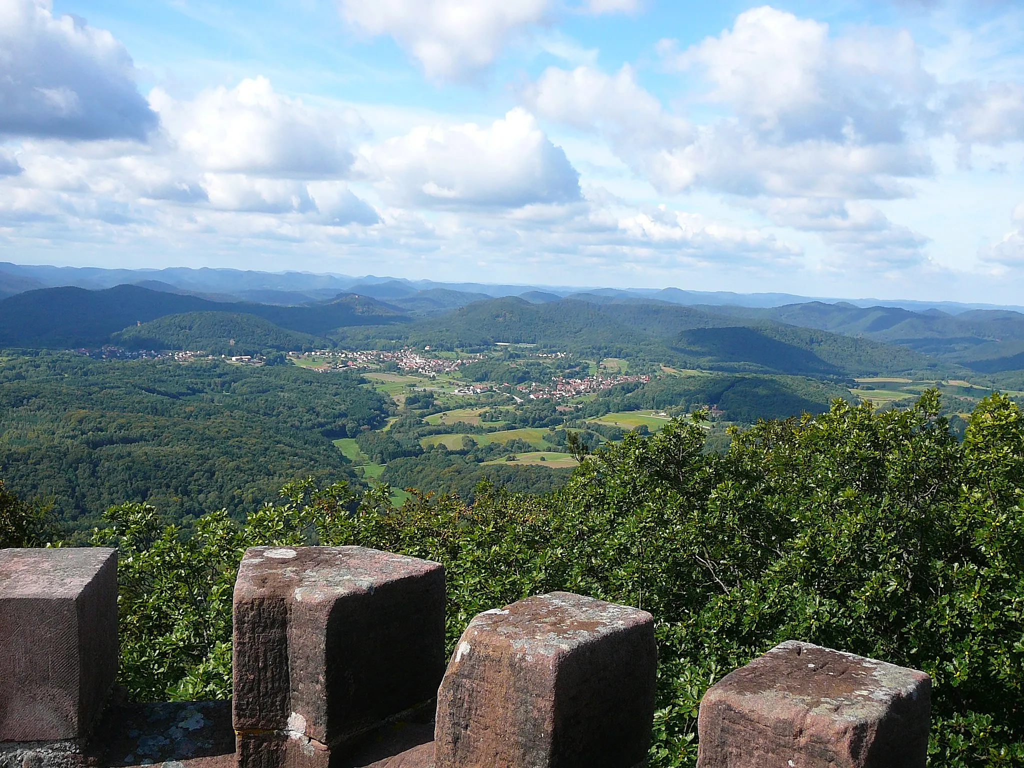 Photo showing: Blick vom Rehbergturm nach Südwesten: In Bildmitte Burg Lindelbrunn, dahinter Wegelnburg und Hohenburg