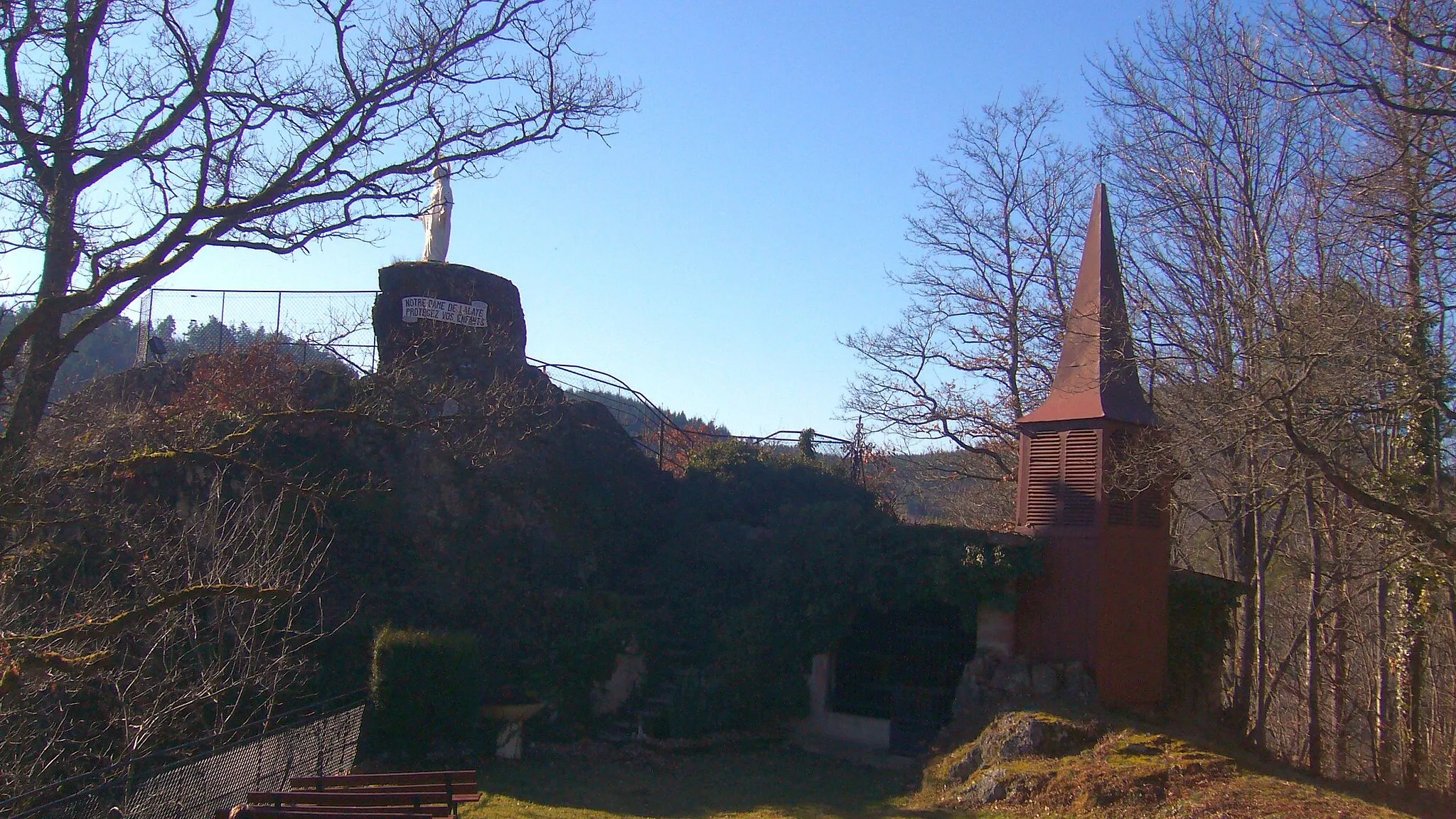 Photo showing: Rocher de Notre Dame avec la statue et la chapelle