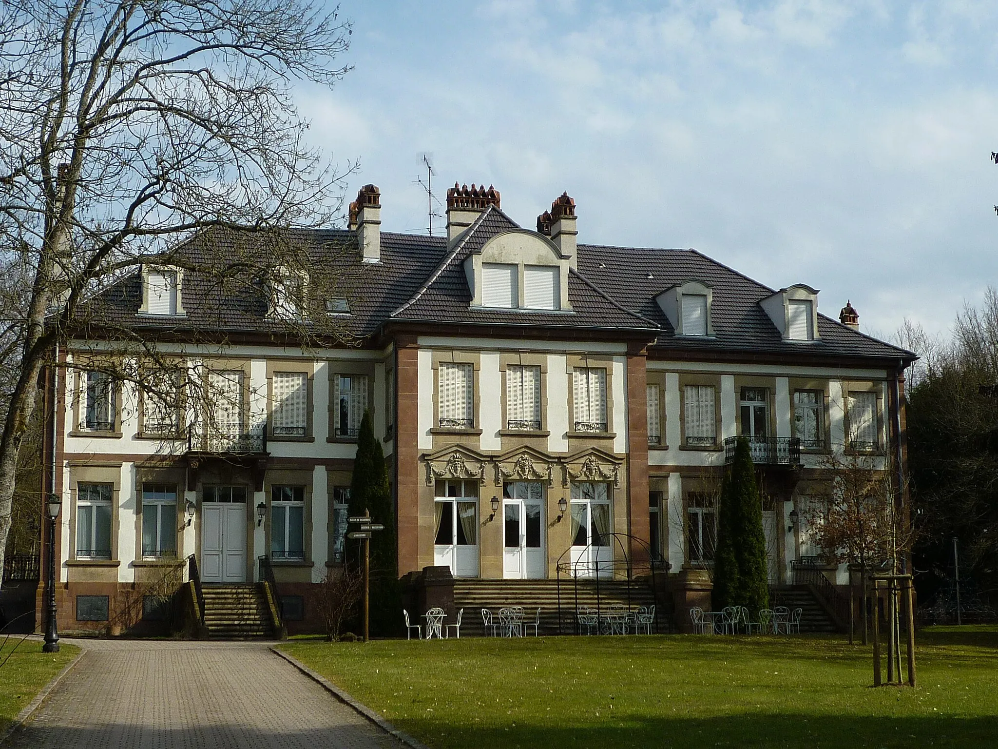 Photo showing: Front facade of the Teutsch house (French: Château Teutsch) in Wingen-sur-Moder, Bas-Rhin, France. It was constructed by the Teutsch family, who owned the adjacent Hochberg glass factory, between 1860-1866. The house was restored in 1990 and its exterior facade and roof have been registered as a monument historique (national heritage site) since 1996.