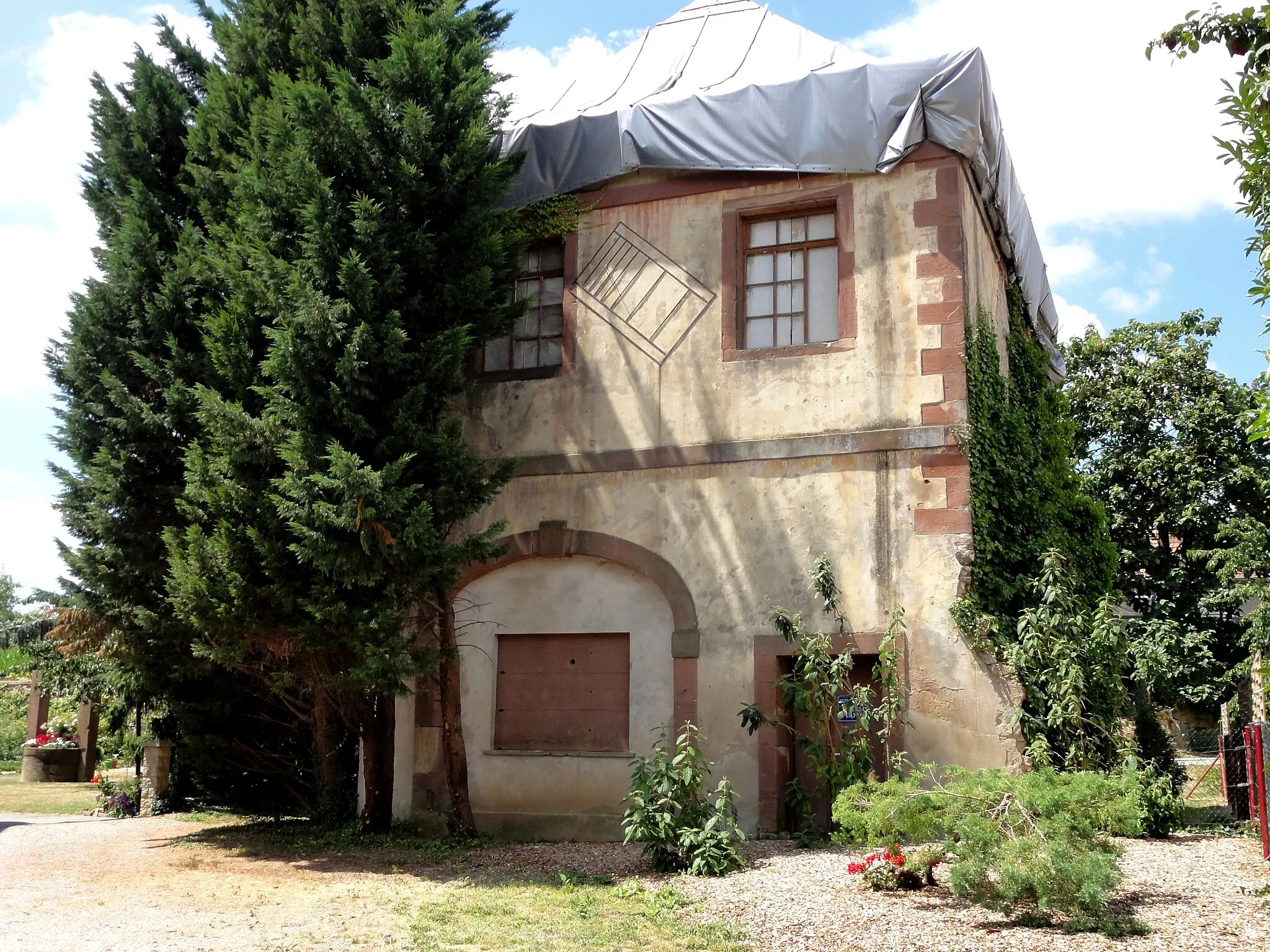 Photo showing: This building is inscrit au titre des monuments historiques de la France. It is indexed in the base Mérimée, a database of architectural heritage maintained by the French Ministry of Culture, under the references PA00085288 and IA67008269 .