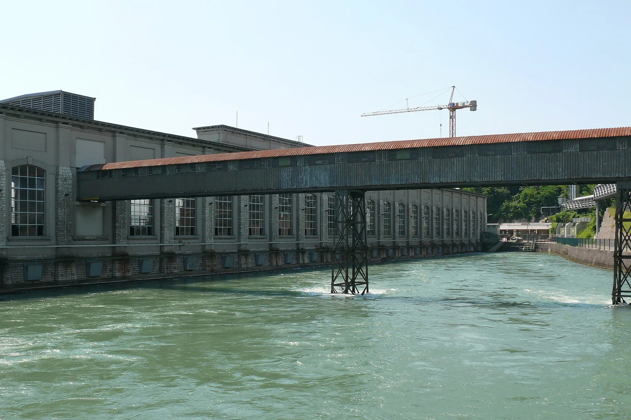 Photo showing: Blick auf das alte Kraftwerk vom Oberwasserkanal aus. Im Vordergrund die Energieableitungsbrücke.
