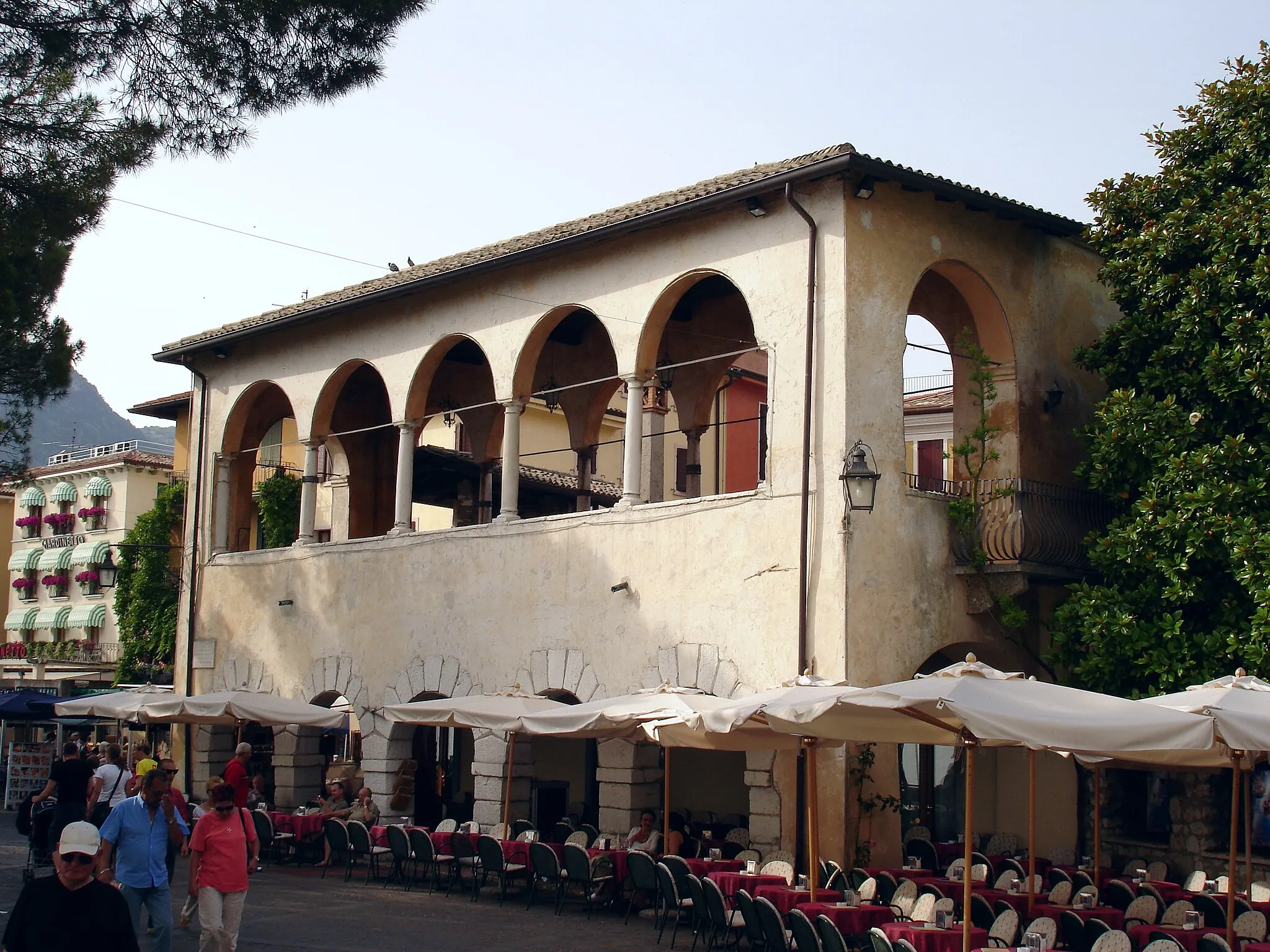 Photo showing: Belvedere in the town of Garda, Italy. Author: Michaël de Vos