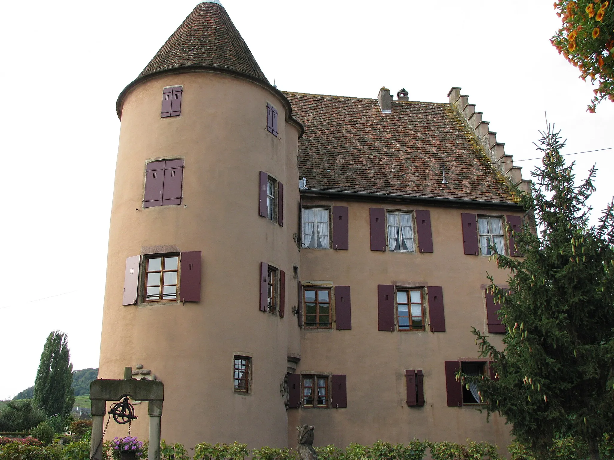 Photo showing: This building is indexed in the base Mérimée, a database of architectural heritage maintained by the French Ministry of Culture, under the reference PA00085688 .