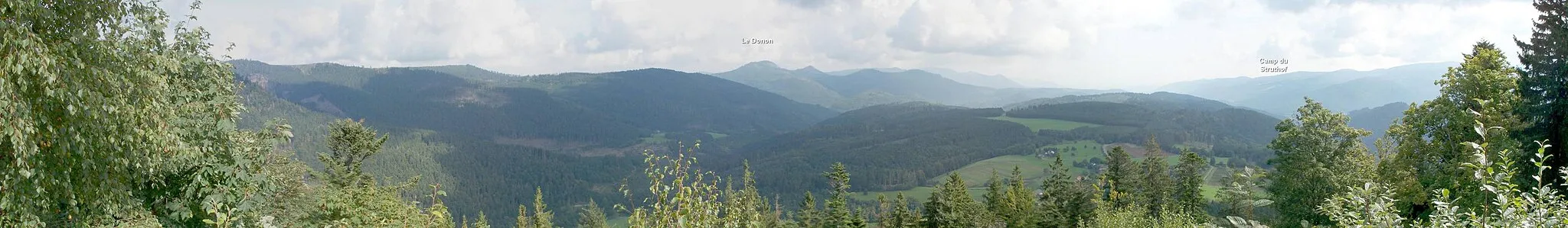 Photo showing: Vue panoramique depuis les ruines du château de Salm sur les vallées des Vosges.
Par beau temps vous pouvez apercevoir nettement le sommet du Donon et le mémorial du camp de Struthof