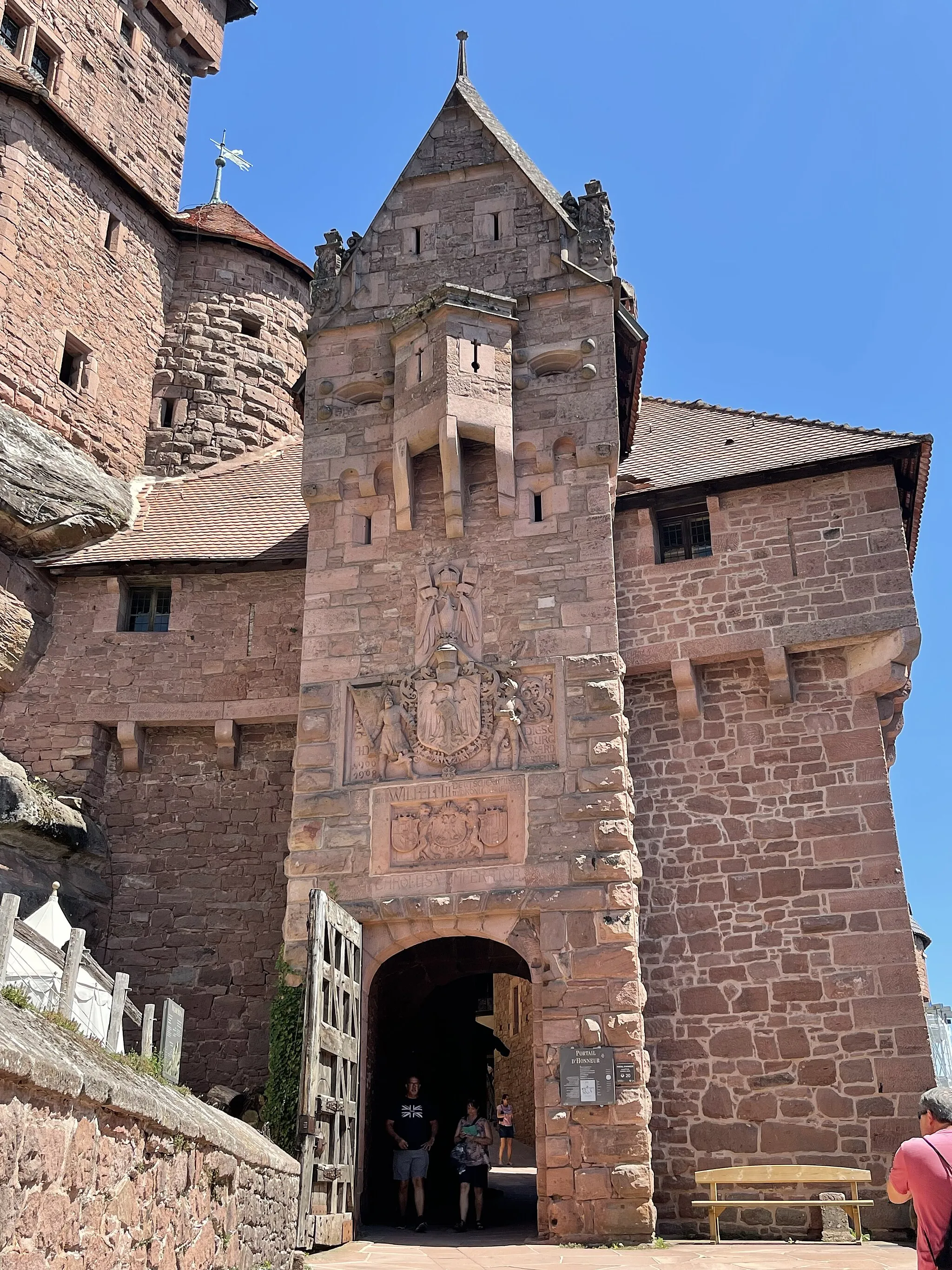 Photo showing: Entrée principale du château du Haut-Koenigsbourg.