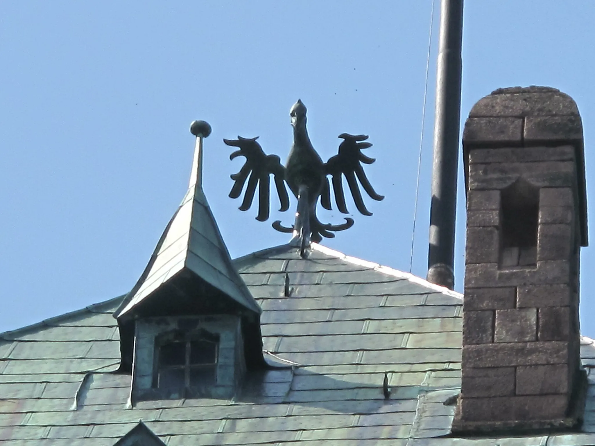 Photo showing: Eagle at the top of the keep of the castle of Haut-Koenigsbourg (Bas-Rhin, France). This eagle shew both the end of the works of reconstruction and the mark of the German emperor Wilhelm II on the place