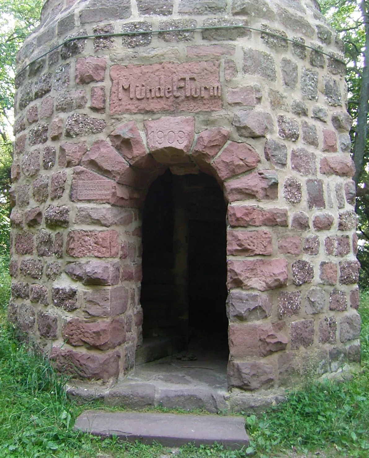 Photo showing: Entrance of the Mündel tower at the top of Heidenkopf, in the Vosges moutains, France