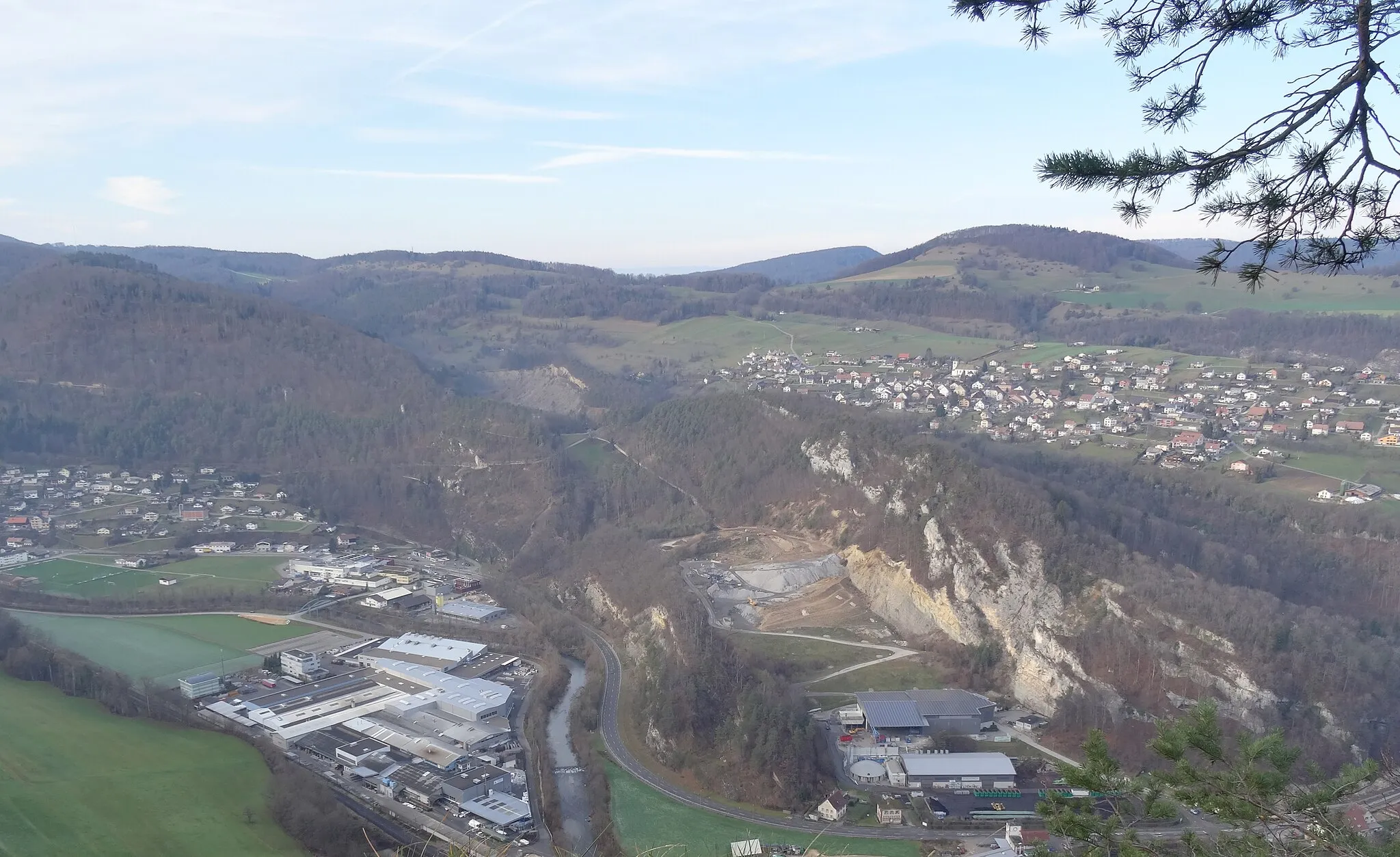 Photo showing: Die Dorfteile von Liesberg, von der Flüematte aus gesehen. Rechts oben ist Liesberg Dorf, links unten Liesberg-Riederwald mit Aluminiumwerk (Aluminium Laufen).