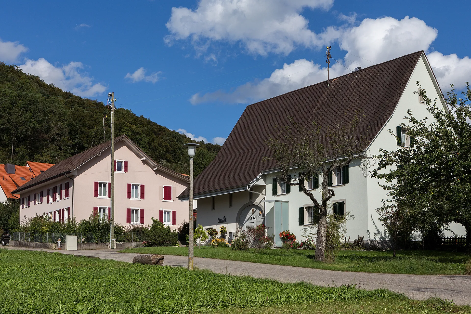 Photo showing: Kirchweg mit restauriertem Dreisässenhaus in Himmelried (SO)