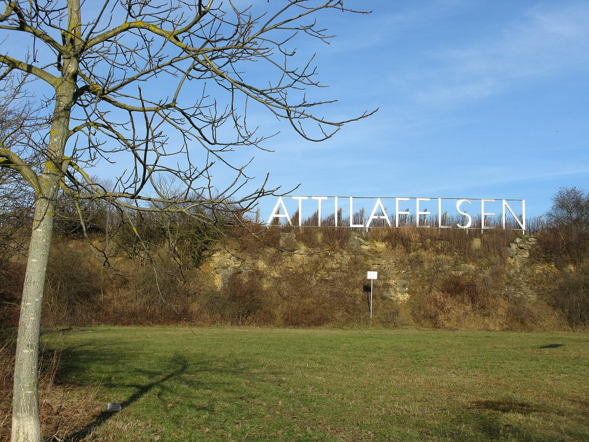 Photo showing: Attilafelsen: Überregional bekannter Felsen und Weinlage von Niederrimsingen auf dem Tuniberg. Ursprung soll ein Aprilscherz des Winzergenossenschaft-Vorstandes Otto Fischer nach dem 2. Weltkrieg sein. Quelle: Badische Seiten