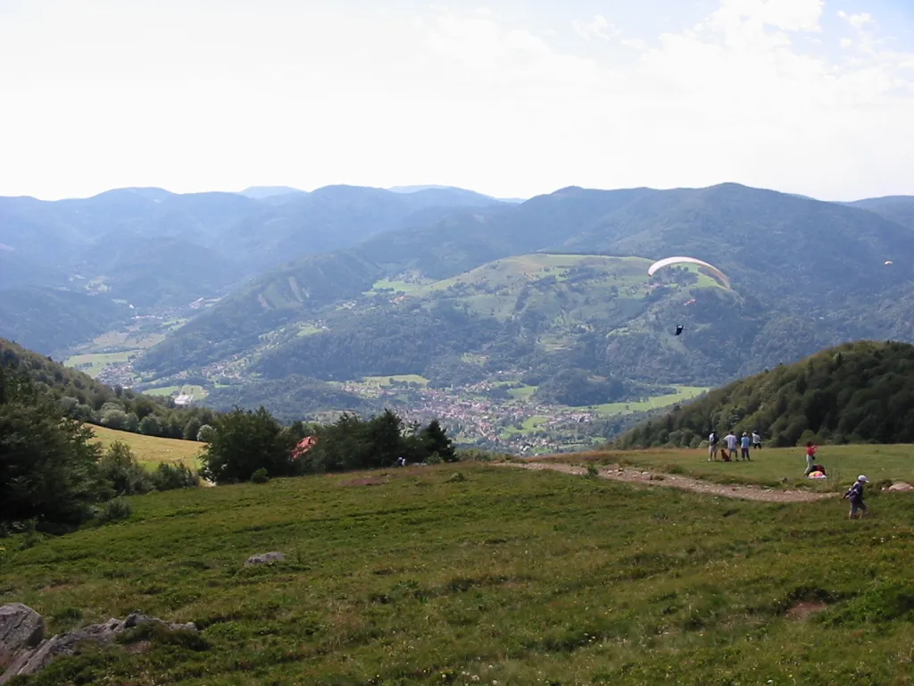 Photo showing: Le village d'Oderen, dans le Haut-Rhin, vu depuis le Trehkopf, piste d'envol des parapentistes.