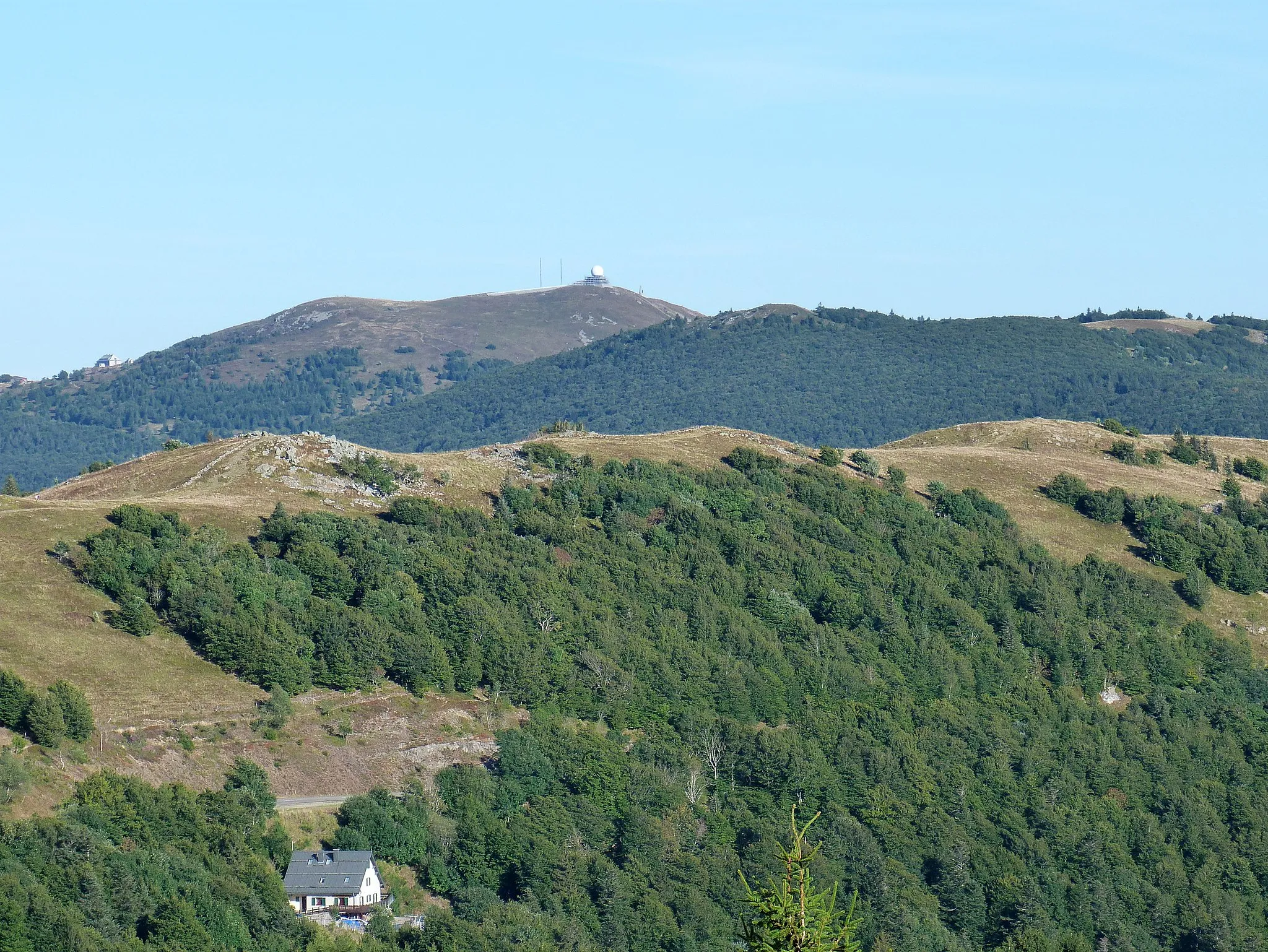 Photo showing: Le Marksteinkopf au premier plan avec le Grand Ballon en arrière-plan, vus depuis le Markstein.