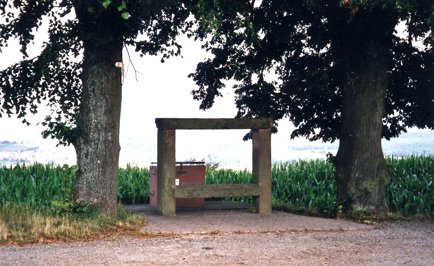 Photo showing: Napoleonsbank" im Stil des 2. Empire südlich von Niedermodern, – an der D 110 von Pfaffenhofen nach Dauendorf am Geiersberg unter alten Linden