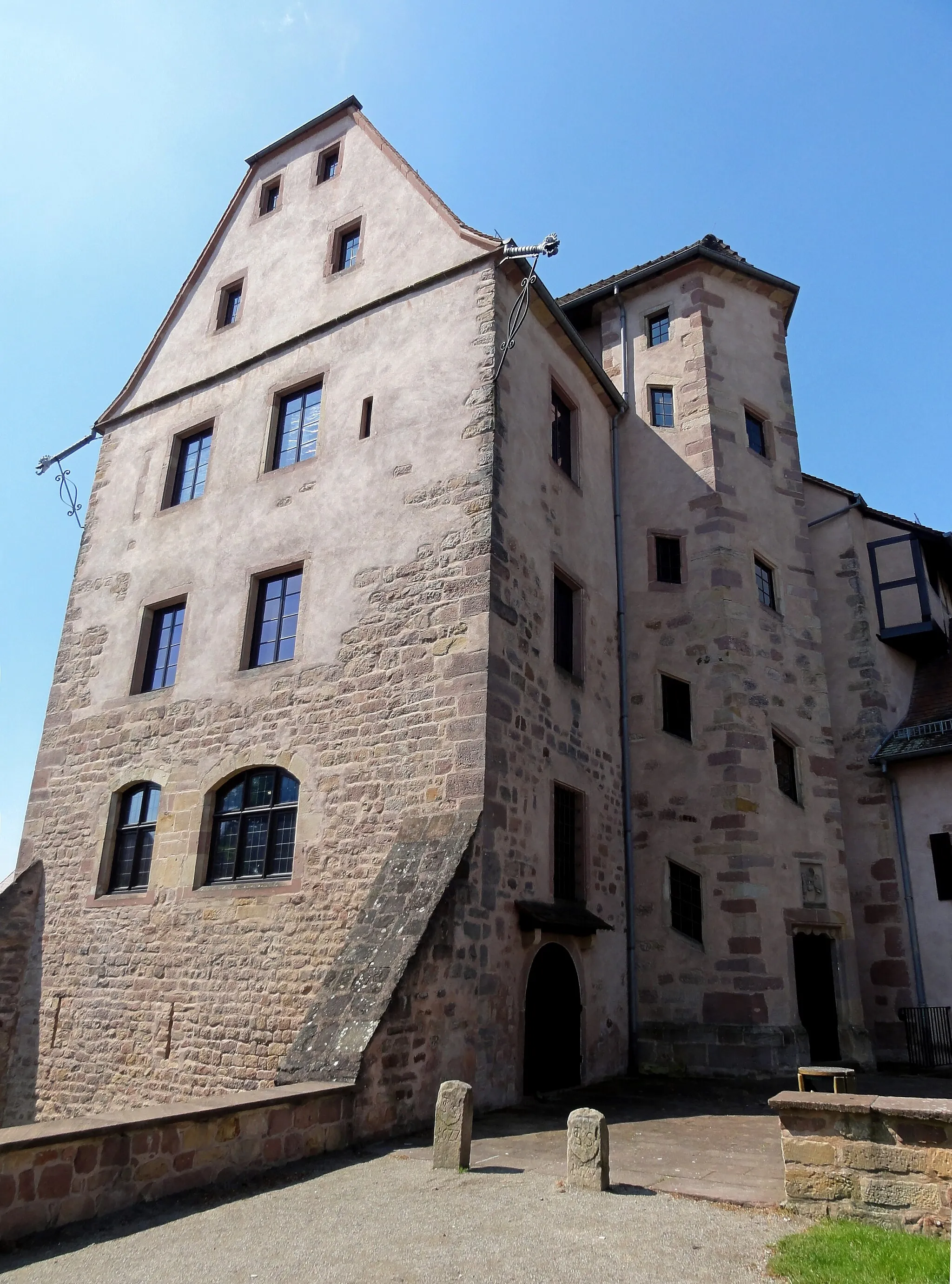 Photo showing: This building is inscrit au titre des monuments historiques de la France. It is indexed in the base Mérimée, a database of architectural heritage maintained by the French Ministry of Culture, under the references PA00085679 and IA00111953 .