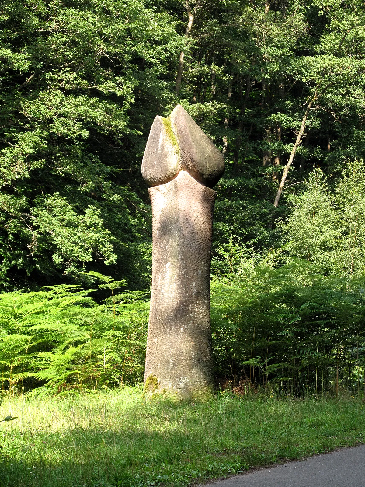 Photo showing: Klaus Großkopf, Steinerne Blume, 1986, - Deutschland, Rheinland-Pfalz, Skulpturenweg Schweinstal